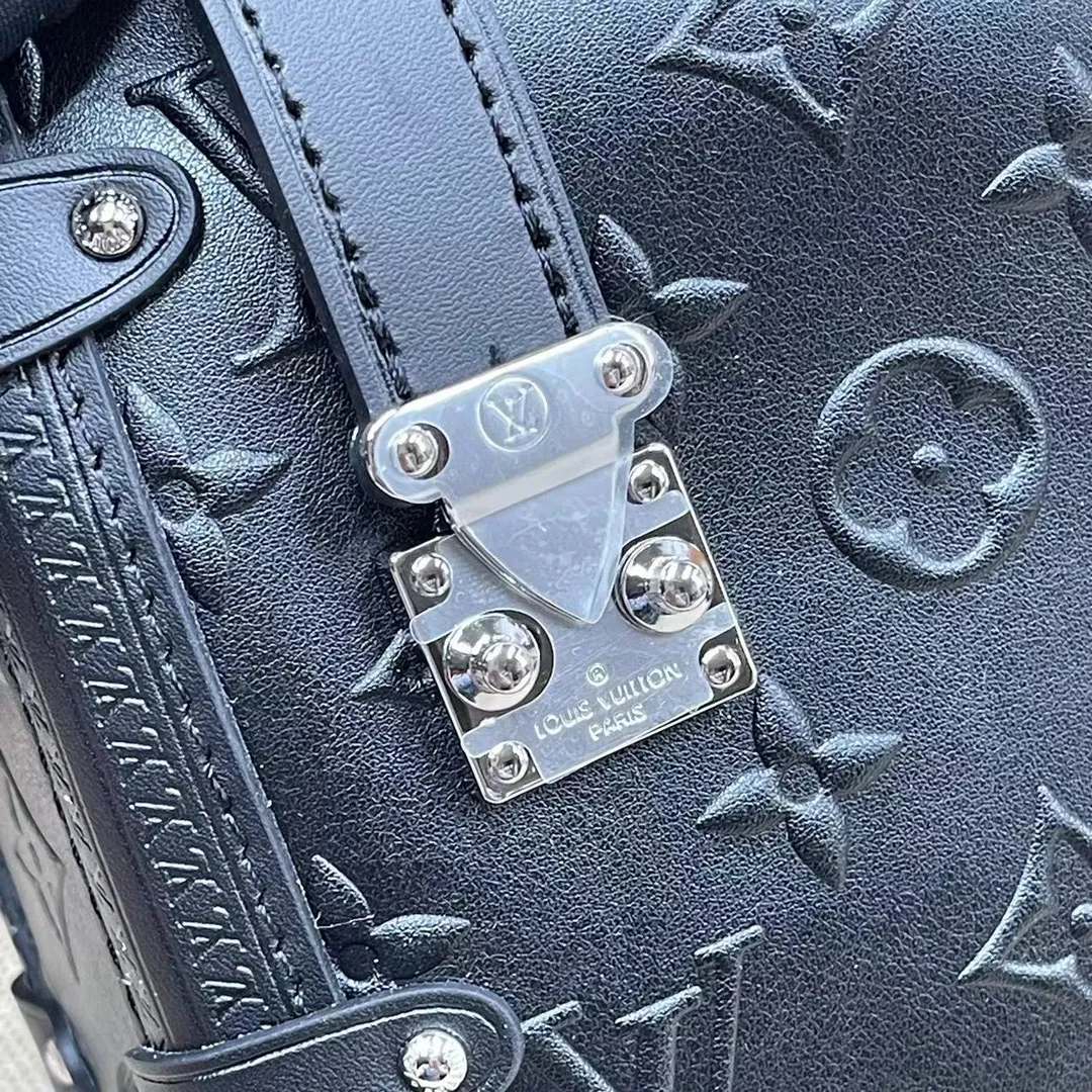 [Upgraded version] P540💰Upgraded version with full set of packaging 💝M21709🔆Lv Wang Zha’s new bag trunk Gu Ailing’s catwalk small soft box s is finally here!!!nSuper stylish upupup cowhide, dark black + silver hardware, super cool Search🔍Lv soft box (box) size 23*16