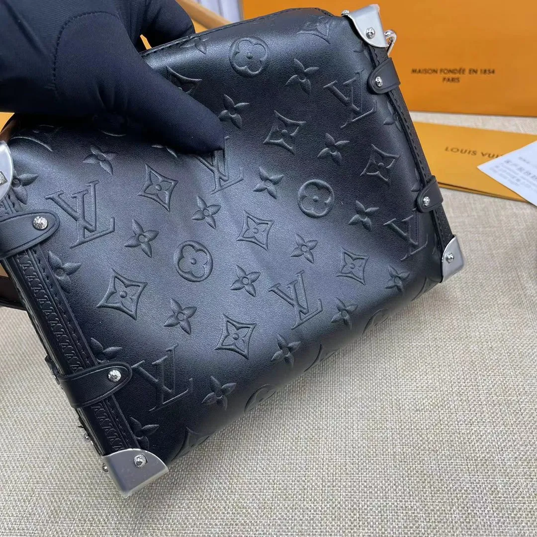 [Upgraded version] P540💰Upgraded version with full set of packaging 💝M21709🔆Lv Wang Zha’s new bag trunk Gu Ailing’s catwalk small soft box s is finally here!!!nSuper stylish upupup cowhide, dark black + silver hardware, super cool Search🔍Lv soft box (box) size 23*16