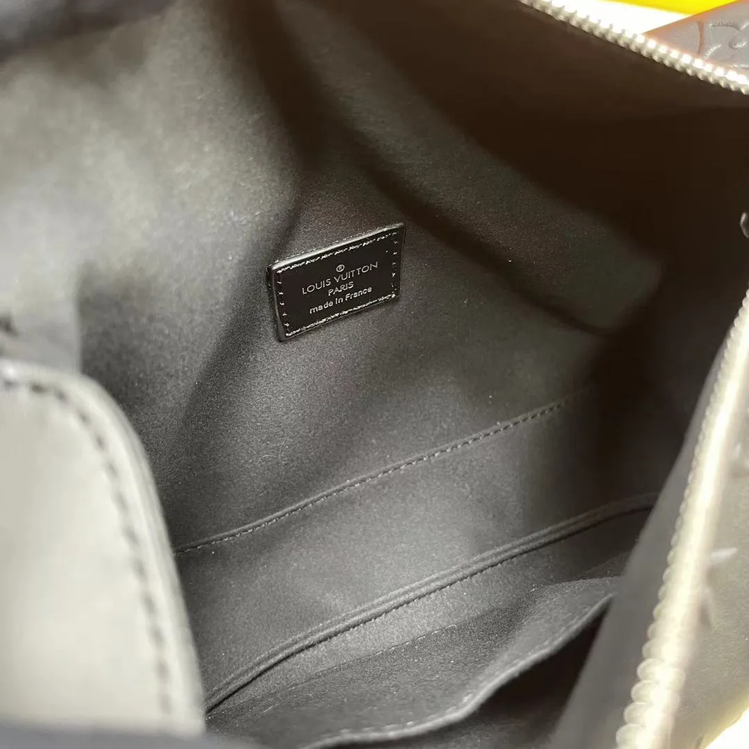 [Upgraded version] P540💰Upgraded version with full set of packaging 💝M21709🔆Lv Wang Zha’s new bag trunk Gu Ailing’s catwalk small soft box s is finally here!!!nSuper stylish upupup cowhide, dark black + silver hardware, super cool Search🔍Lv soft box (box) size 23*16