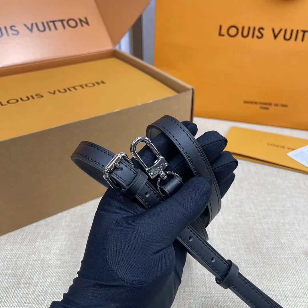 [Upgraded version] P540💰Upgraded version with full set of packaging 💝M21709🔆Lv Wang Zha’s new bag trunk Gu Ailing’s catwalk small soft box s is finally here!!!nSuper stylish upupup cowhide, dark black + silver hardware, super cool Search🔍Lv soft box (box) size 23*16