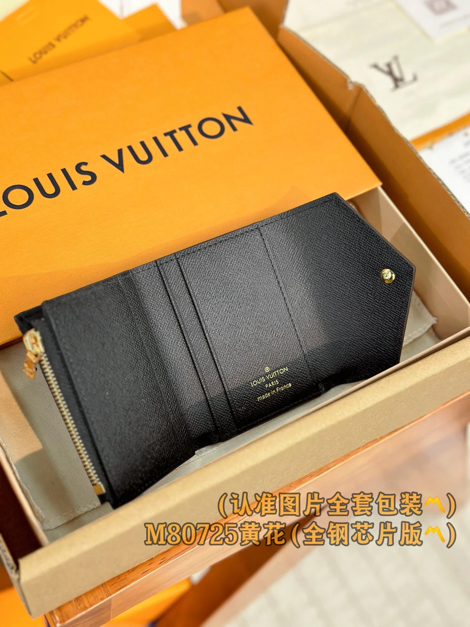 P640 [Genuine grade] [Special grade MB all-steel high-elastic fabric] M80725 Zoé wallet (〽️A-grade all-steel version〽️) Personalized setting and code-changing chip! This Zoé wallet is made of Monogram canvas and Monogram Reverse Giant canvas, creating a playful and fashionable look. Known for its utilitarian style, this compact wallet opens to reveal a large patch pocket, a zipped coin compartment, multiple credit card slots, and an engraved gold snap closure on the flap.  9.5 x 7.5 x 3 cm (length x height x width).