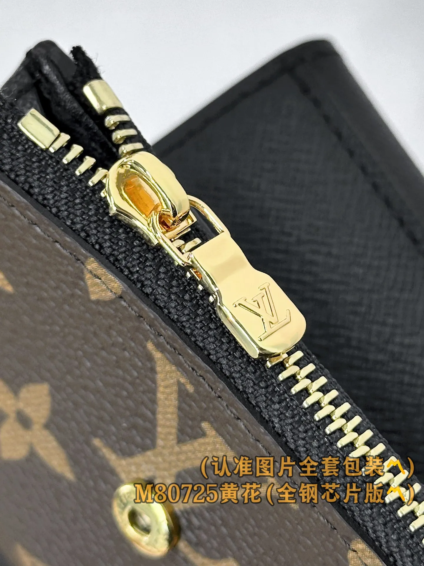 P640 [Genuine grade] [Special grade MB all-steel high-elastic fabric] M80725 Zoé wallet (〽️A-grade all-steel version〽️) Personalized setting and code-changing chip! This Zoé wallet is made of Monogram canvas and Monogram Reverse Giant canvas, creating a playful and fashionable look. Known for its utilitarian style, this compact wallet opens to reveal a large patch pocket, a zipped coin compartment, multiple credit card slots, and an engraved gold snap closure on the flap.  9.5 x 7.5 x 3 cm (length x height x width).