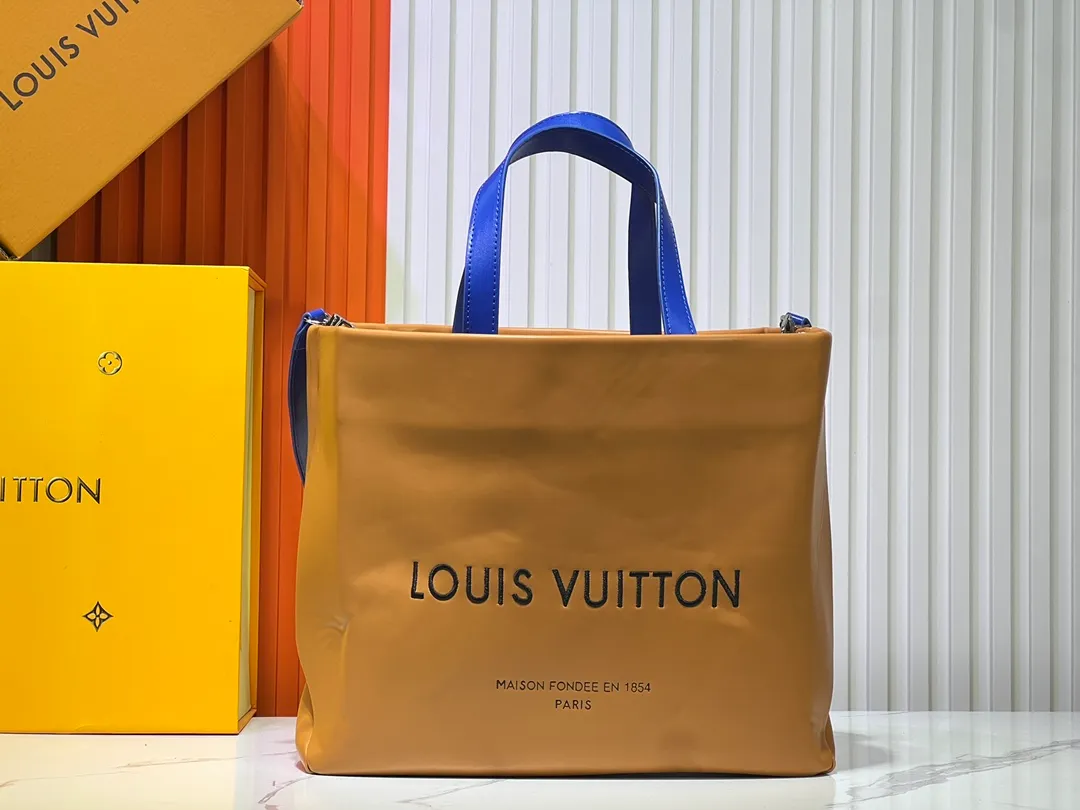 Batch 340💰Medium M24457 This medium Shopper handbag draws inspiration from Louis Vuitton shopping bags, with the words Louis Vuitton and Maison Fondée En 1854 written on soft cow leather, with a top handle and a detachable shoulder strap. Dimensions: 34x31x14cm