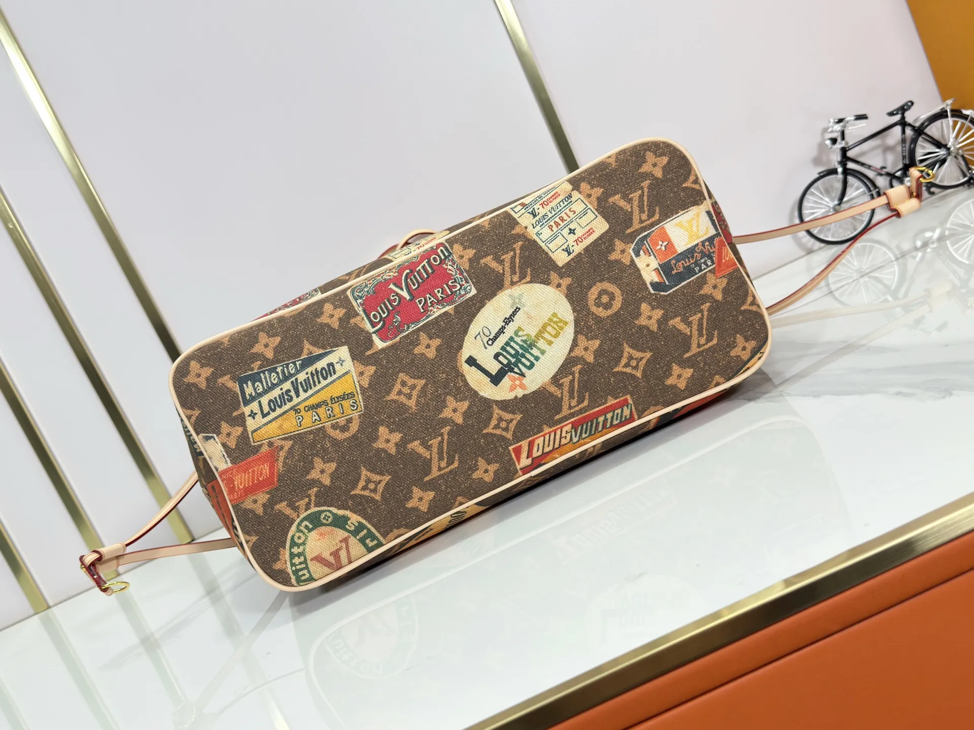 P260 M45865 M40995 Upgraded Original This Neverfull medium handbag uses Monogram Tiles canvas to shape the tote bag structure, and then uses leather trim to outline the top and handles. The central LV Circle logo is complemented by a watercolor-effect Monogram pattern, and the printed zip pocket can be removed and used separately.  Size: 31x28x14cm