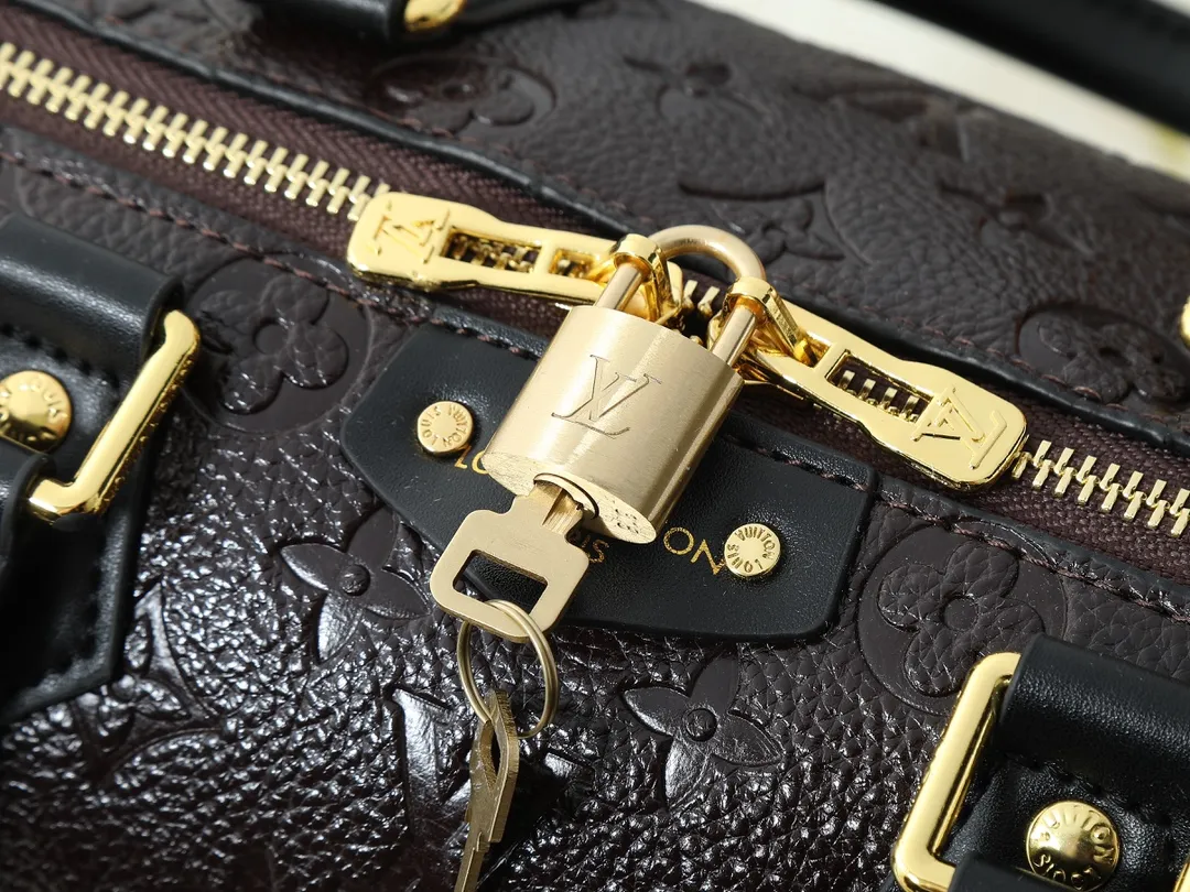 💰280💰Upgraded from the original M26181 M26392, the Louis Vuitton Trunk series welcomes this new Speedy 25, which pays homage to the brand’s genes through brand archival elements such as the classic Monogram pattern and suitcase-inspired details. Made of canvas material with cow leather trim and embellished with metal parts, it shows exquisite craftsmanship. The elegant yet modern design can be carried by hand or on one shoulder, making it suitable for a variety of occasions. Dimensions: 27.0 x 20.0 x 15.0 cm (length x height x width)