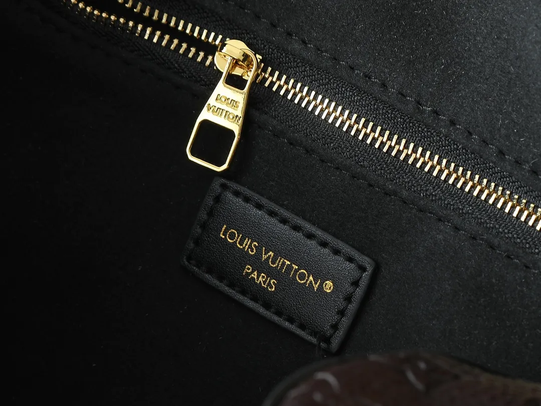 💰280💰Upgraded from the original M26181 M26392, the Louis Vuitton Trunk series welcomes this new Speedy 25, which pays homage to the brand’s genes through brand archival elements such as the classic Monogram pattern and suitcase-inspired details. Made of canvas material with cow leather trim and embellished with metal parts, it shows exquisite craftsmanship. The elegant yet modern design can be carried by hand or on one shoulder, making it suitable for a variety of occasions. Dimensions: 27.0 x 20.0 x 15.0 cm (length x height x width)