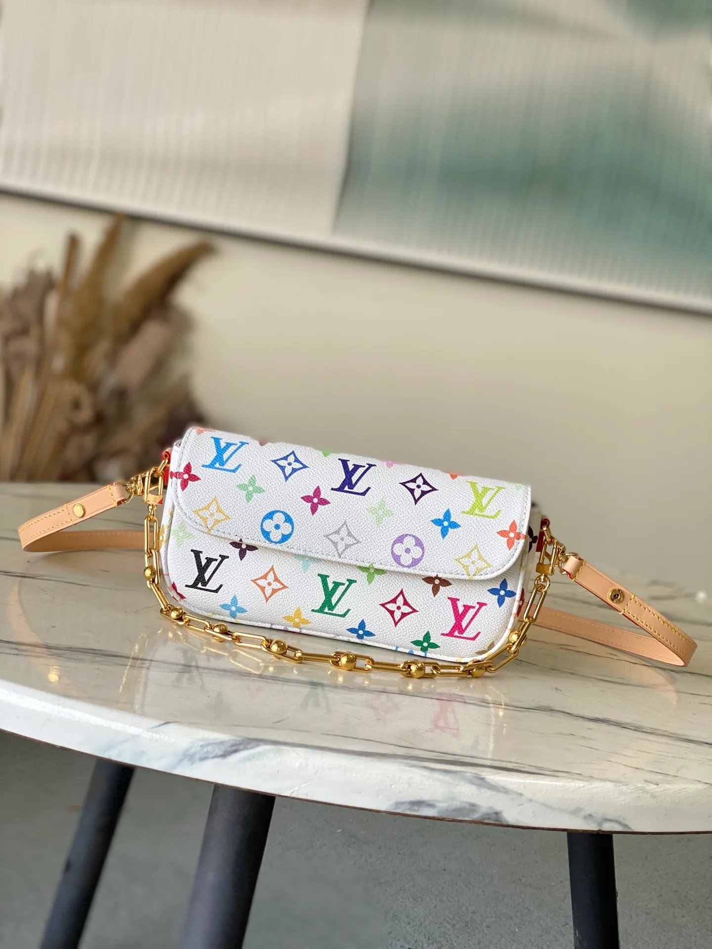 💰940 Top Original Order M27492 Wallet On Chain Ivy handbag was born out of the Sac Recoleta handbag that came out in the 2000s. This time it joins the Louis Vuitton x Murakami collaboration series, painting the classic canvas with colorful colors, and happily celebrating the 130th anniversary of the birth of the Louis Vuitton Monogram pattern. Equipped with a flexible chain and multiple card slots and pockets. Dimensions: 23.5 × 12 × 4.3 cm