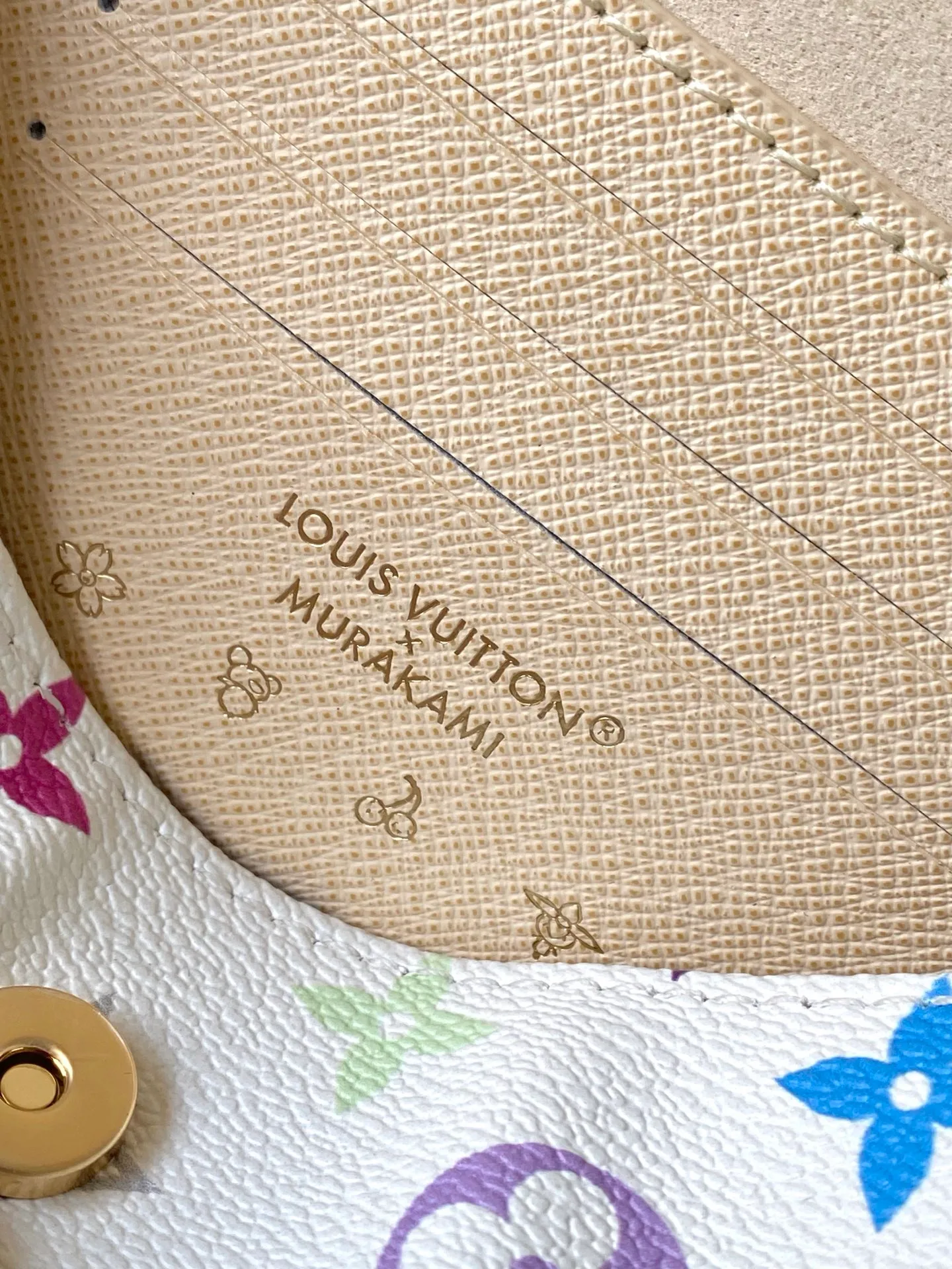 💰940 Top Original Order M27492 Wallet On Chain Ivy handbag was born out of the Sac Recoleta handbag that came out in the 2000s. This time it joins the Louis Vuitton x Murakami collaboration series, painting the classic canvas with colorful colors, and happily celebrating the 130th anniversary of the birth of the Louis Vuitton Monogram pattern. Equipped with a flexible chain and multiple card slots and pockets. Dimensions: 23.5 × 12 × 4.3 cm