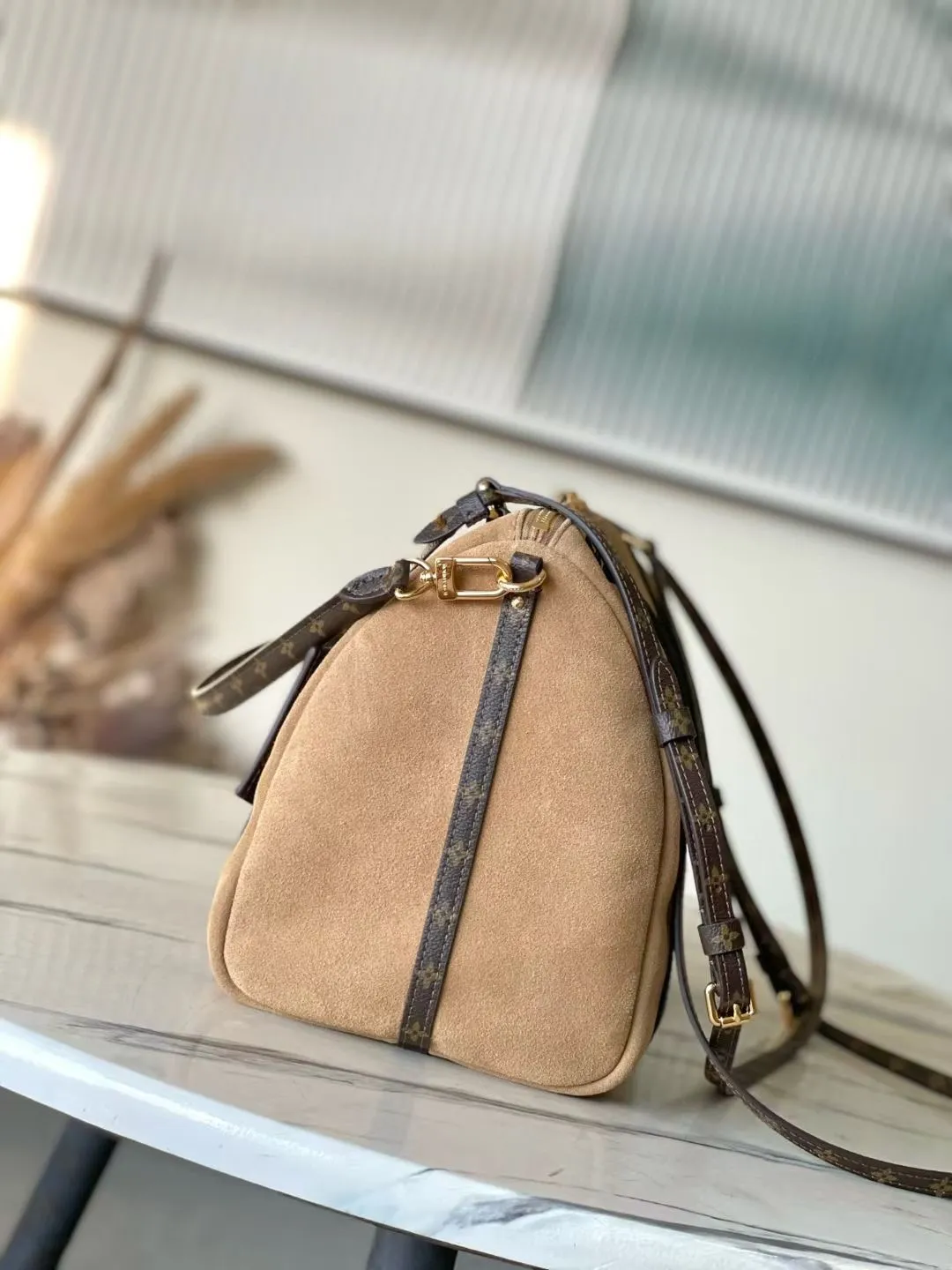 💰1140 (top layer leather) Top quality original M26358 frosted leather This season’s Express medium handbag is specially crafted for modern women. This iconic design features a calfskin body with classic Monogram canvas trim. The Monogram jacquard lining pays tribute to the brand's long heritage, making it a perfect choice for urban life. It can be worn in various ways at will. The key bag and padlock are the finishing touches, adding subtle details to the overall design. Dimensions: 36 × 24 × 18.5 cm