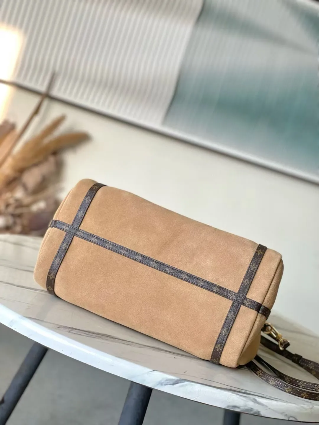 💰1140 (top layer leather) Top quality original M26358 frosted leather This season’s Express medium handbag is specially crafted for modern women. This iconic design features a calfskin body with classic Monogram canvas trim. The Monogram jacquard lining pays tribute to the brand's long heritage, making it a perfect choice for urban life. It can be worn in various ways at will. The key bag and padlock are the finishing touches, adding subtle details to the overall design. Dimensions: 36 × 24 × 18.5 cm