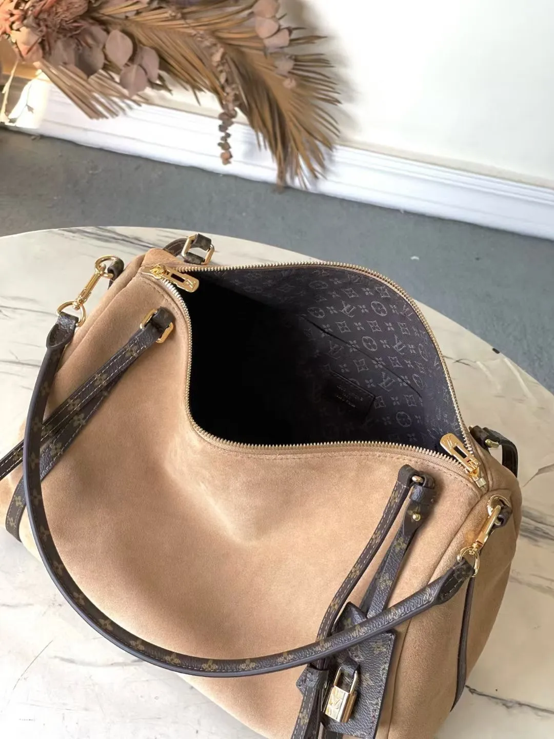 💰1140 (top layer leather) Top quality original M26358 frosted leather This season’s Express medium handbag is specially crafted for modern women. This iconic design features a calfskin body with classic Monogram canvas trim. The Monogram jacquard lining pays tribute to the brand's long heritage, making it a perfect choice for urban life. It can be worn in various ways at will. The key bag and padlock are the finishing touches, adding subtle details to the overall design. Dimensions: 36 × 24 × 18.5 cm