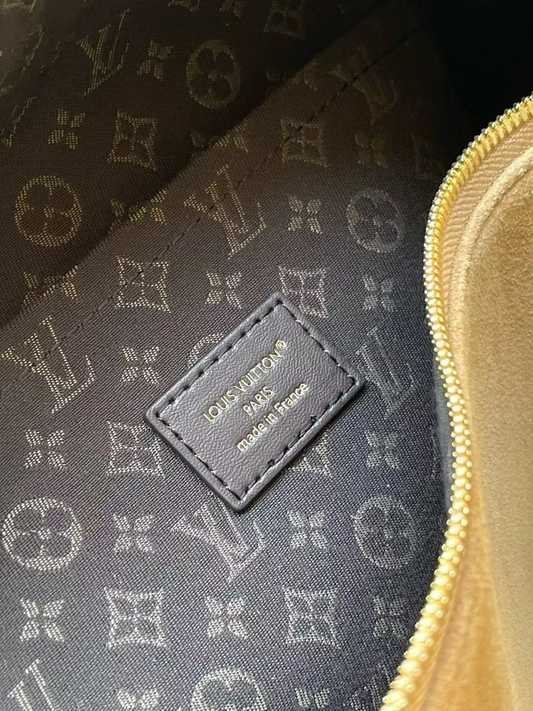 💰1140 (top layer leather) Top quality original M26358 frosted leather This season’s Express medium handbag is specially crafted for modern women. This iconic design features a calfskin body with classic Monogram canvas trim. The Monogram jacquard lining pays tribute to the brand's long heritage, making it a perfect choice for urban life. It can be worn in various ways at will. The key bag and padlock are the finishing touches, adding subtle details to the overall design. Dimensions: 36 × 24 × 18.5 cm
