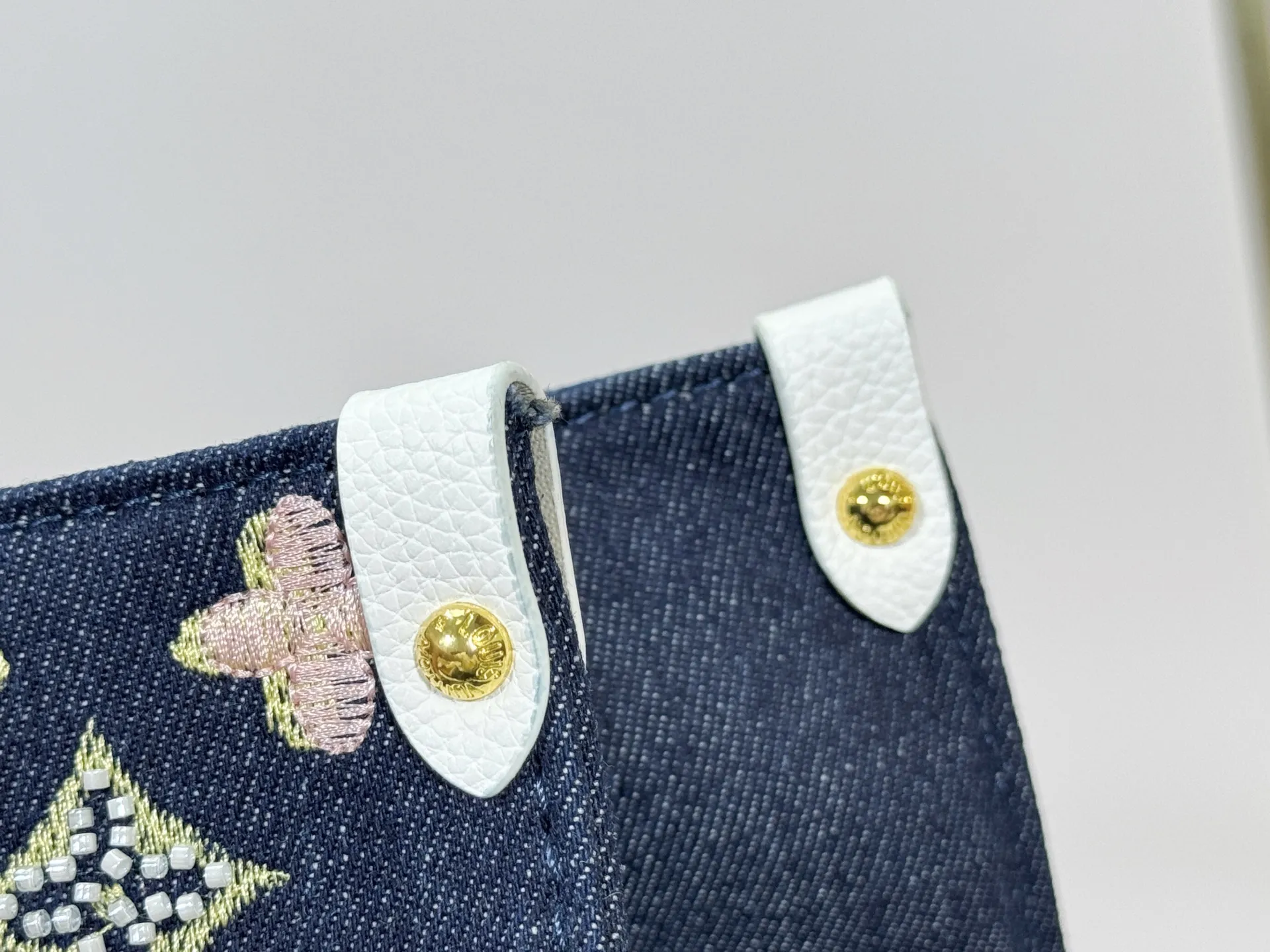 P340 Upgraded original version 🔥New embroidery🔥M45039 M45321 M44571 This Onthego medium handbag is decorated with classic Monogram canvas and Monogram Reverse canvas on both sides, showing different styles at will. Toron's dual handles and shoulder strap allow for a variety of carrying options. Dimensions: 34.0 x 26.0 x 13.0 cm (length x height x width)