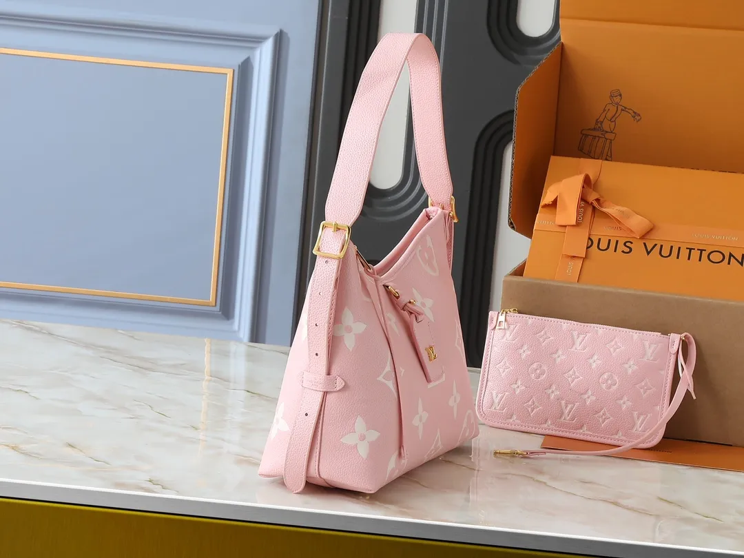 💰240💰Upgraded from the original M24141 M46288 M46293 M46277 M46298 M46203 CarryAll small handbag is made of Mono gram Empreinte embossed leather. It has a generous structure and a neat inner layer. The large inner bag adds functional elements. Comes with a Monogram embossed zipper clutch secured by a leather strap. A personal companion for urban life. Dimensions 29 x 24 x 12 cm (length x height x width)