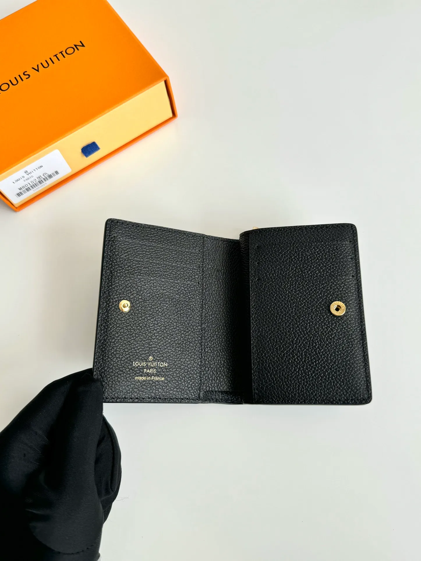 Factory price 460 🇫🇷Overseas original order M80152 black exclusive real shot! This Cléa wallet is made of Monogram Empreinte soft grained cowhide and embossed with Louis Vuitton's iconic Monogram pattern. It has a stylish design, is compact yet spacious, and is equipped with an external patch pocket, zippered coin pocket, banknote compartment and six credit card slots. Size: 12×9×3.5cm