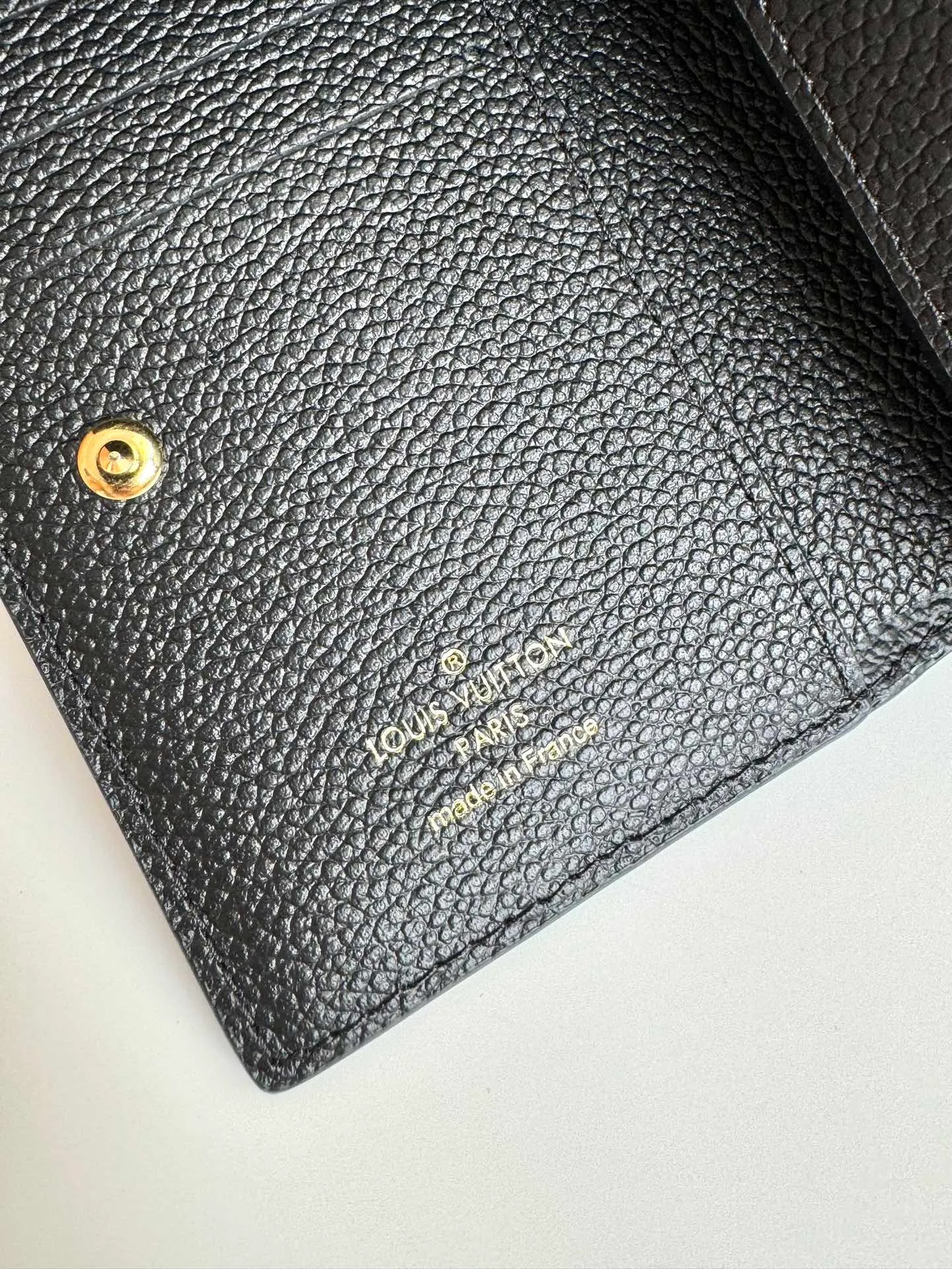 Factory price 460 🇫🇷Overseas original order M80152 black exclusive real shot! This Cléa wallet is made of Monogram Empreinte soft grained cowhide and embossed with Louis Vuitton's iconic Monogram pattern. It has a stylish design, is compact yet spacious, and is equipped with an external patch pocket, zippered coin pocket, banknote compartment and six credit card slots. Size: 12×9×3.5cm