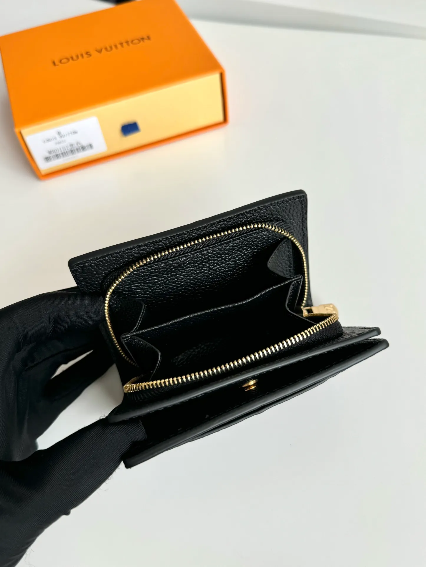 Factory price 460 🇫🇷Overseas original order M80152 black exclusive real shot! This Cléa wallet is made of Monogram Empreinte soft grained cowhide and embossed with Louis Vuitton's iconic Monogram pattern. It has a stylish design, is compact yet spacious, and is equipped with an external patch pocket, zippered coin pocket, banknote compartment and six credit card slots. Size: 12×9×3.5cm