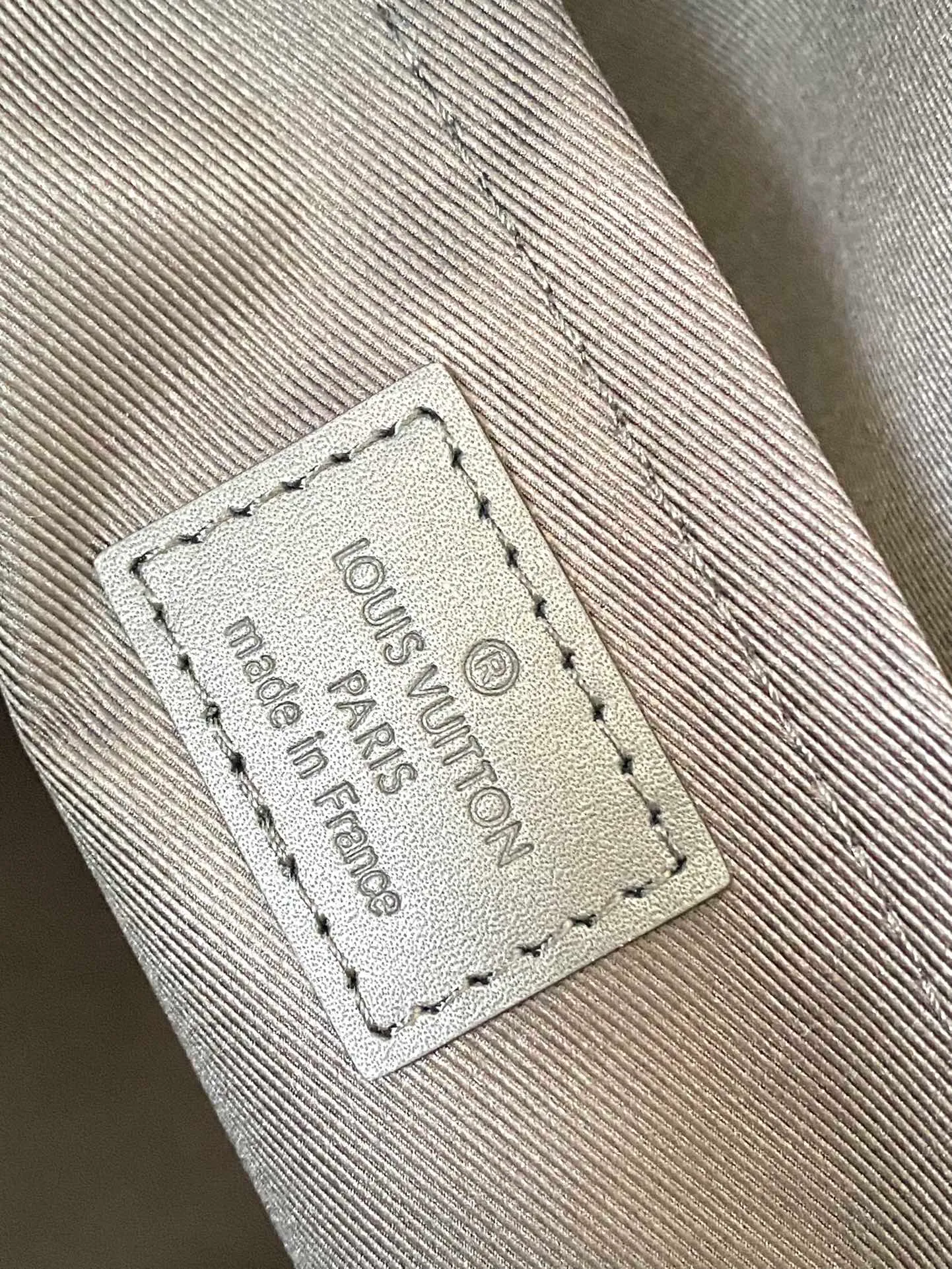 💰980 Top original order M47059 This Sac Plat 24H tote bag is made of Monogram embossed Taurllon Jm cow leather. It has a wide interior space with pockets and zippered inner pockets, which can safely store valuables. The short handle makes it easy to carry, while the long handle makes it easy to carry on the shoulder. Dimensions: 41 × 33 × 14 cm