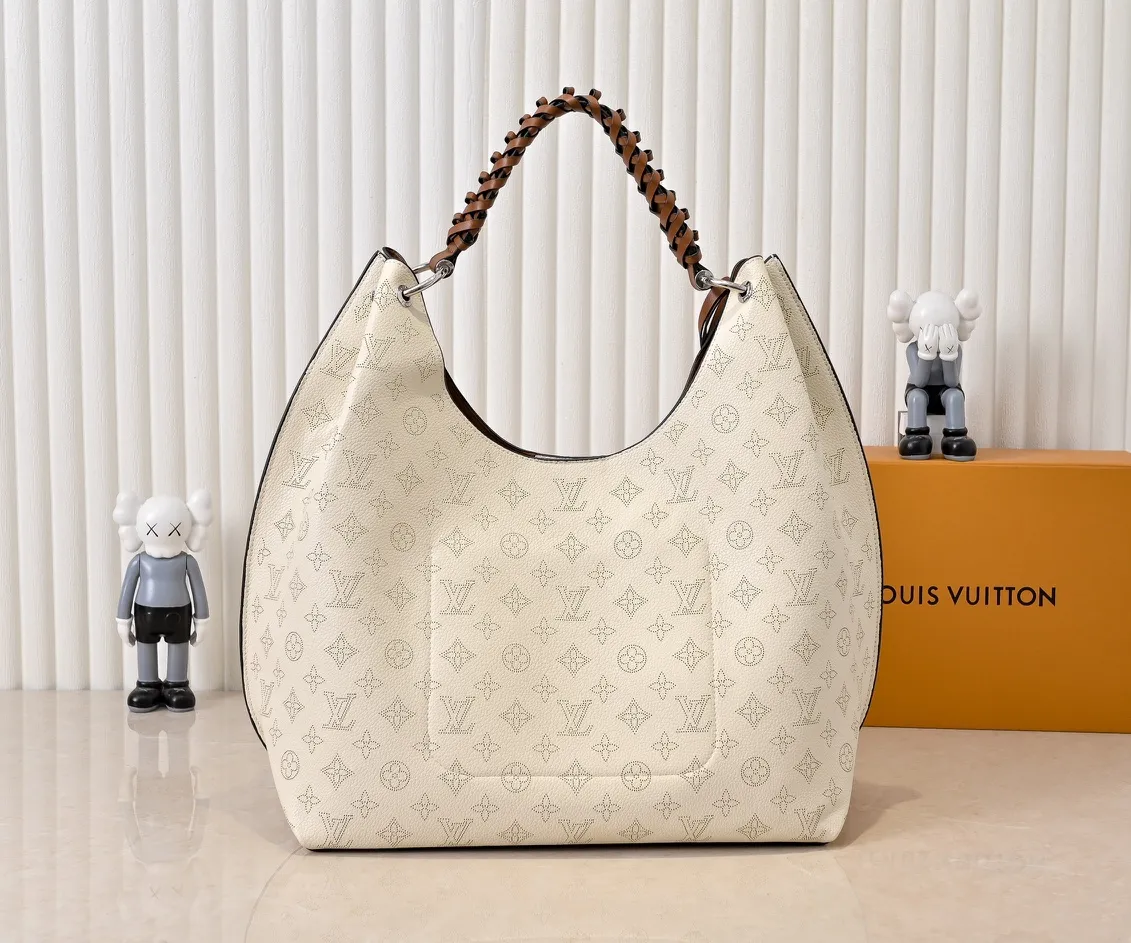 Batch 300💰 Upgraded original M53188 six-color ready stock. This bag is made of imported granular Taurillon calfskin. Its fashionable silhouette is very youthful. The full leather punched braided wrist double tag women's shoulder bag is particularly beautiful when carried casually on the shoulder. The oversized shiny palladium copper twist lock seal adds an avant-garde atmosphere. Dimensions: 35.0 x 40.0 x 17.0 cm