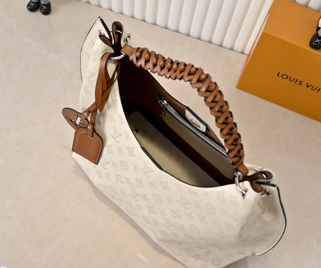 Batch 300💰 Upgraded original M53188 six-color ready stock. This bag is made of imported granular Taurillon calfskin. Its fashionable silhouette is very youthful. The full leather punched braided wrist double tag women's shoulder bag is particularly beautiful when carried casually on the shoulder. The oversized shiny palladium copper twist lock seal adds an avant-garde atmosphere. Dimensions: 35.0 x 40.0 x 17.0 cm