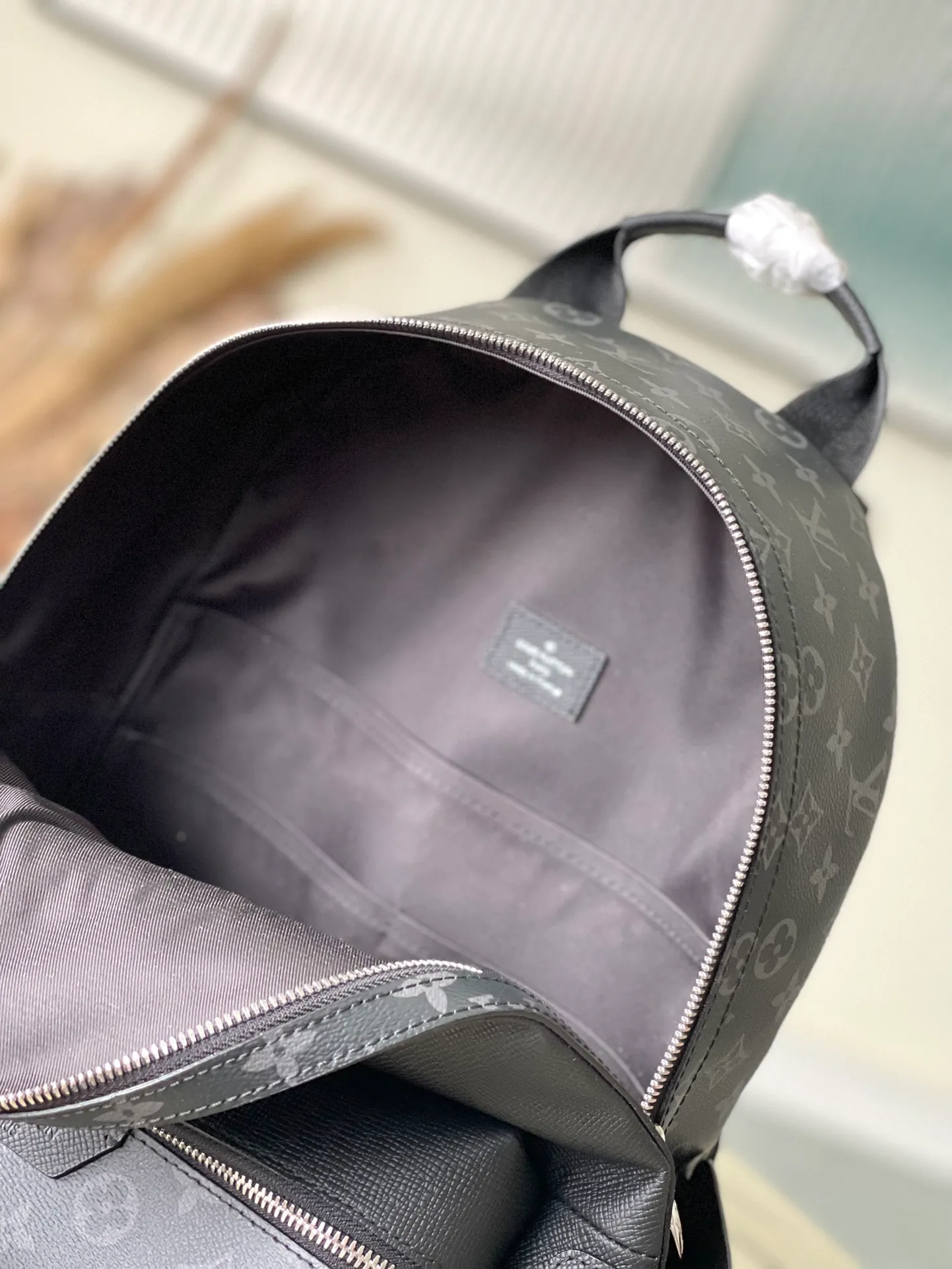 💰1160 (top layer leather) top original M31033 Discovery backpack combines Monogram canvas and Taïga leather to reinterpret the classic campus trend design. The glossy exterior wraps around two internal pockets and an internal iPad pocket, and two adjustable leather straps ensure comfortable carrying. Size: 29*38*20cm