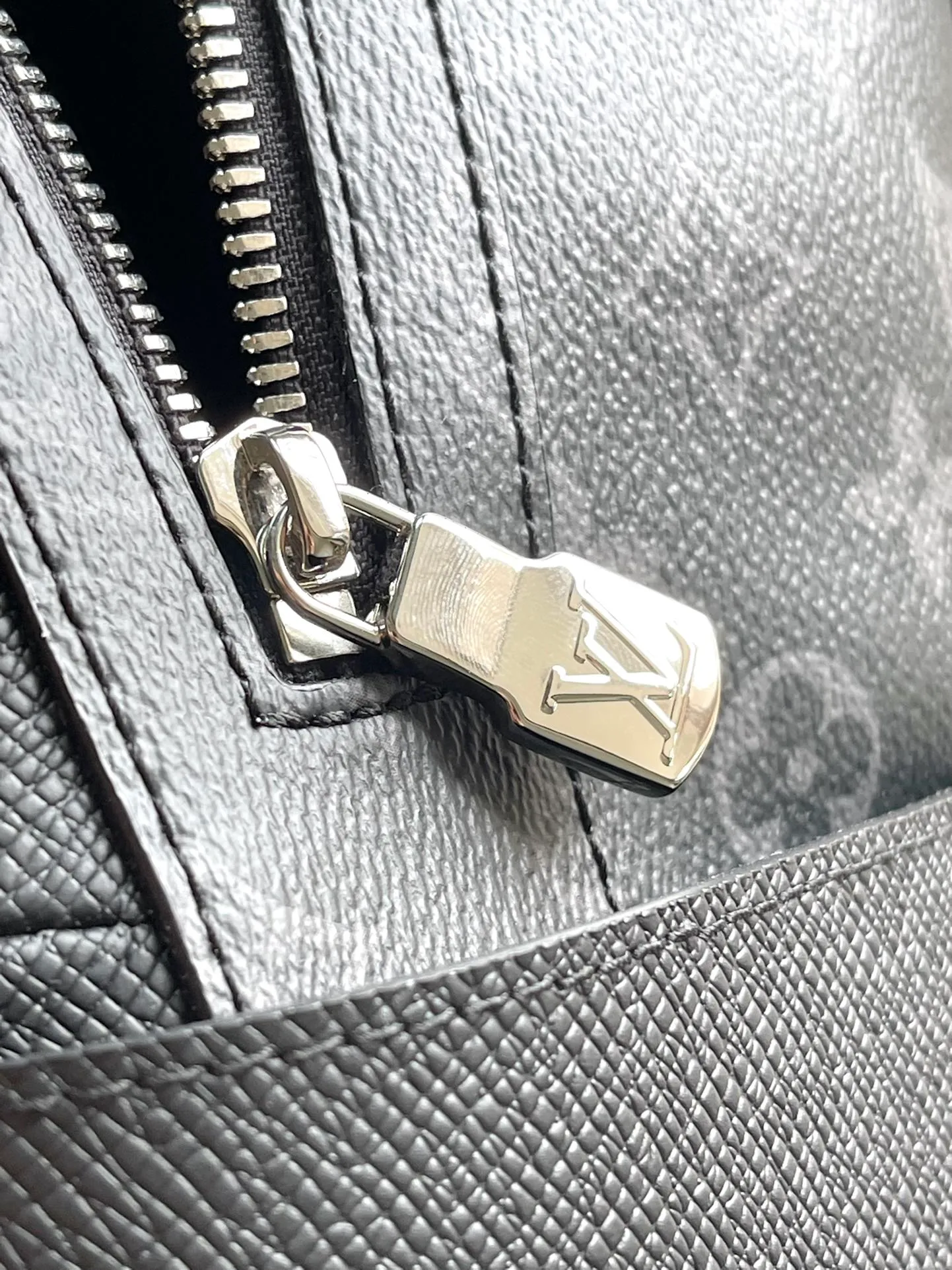 💰1160 (top layer leather) top original M31033 Discovery backpack combines Monogram canvas and Taïga leather to reinterpret the classic campus trend design. The glossy exterior wraps around two internal pockets and an internal iPad pocket, and two adjustable leather straps ensure comfortable carrying. Size: 29*38*20cm