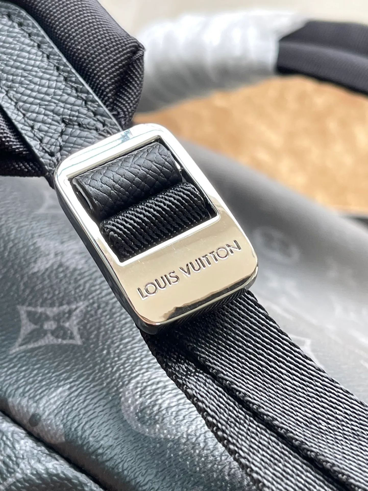 💰1160 (top layer leather) top original M31033 Discovery backpack combines Monogram canvas and Taïga leather to reinterpret the classic campus trend design. The glossy exterior wraps around two internal pockets and an internal iPad pocket, and two adjustable leather straps ensure comfortable carrying. Size: 29*38*20cm