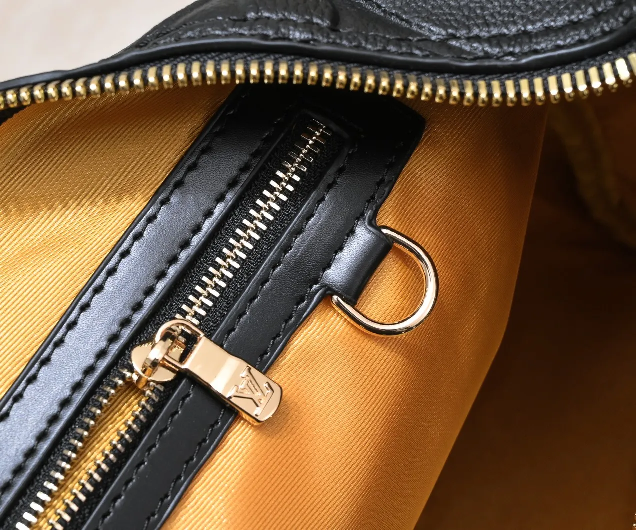Batch 440💰N44810 45532 Upgraded version 45cm imported first-layer cowhide black embossed large flower travel bag N41416 45532 Keepall is a classic of the Louis Vuitton travel bag series. This large Keepall in Monogram is spacious and comes with a removable leather shoulder strap. 45x 27×20cm (Length x Height x Width) - Monogram natural cowhide leather binding - Double zipper closure - Leather handles - Detachable leather shoulder strap - Detachable leather ID holder - All steel hardware - With padlock