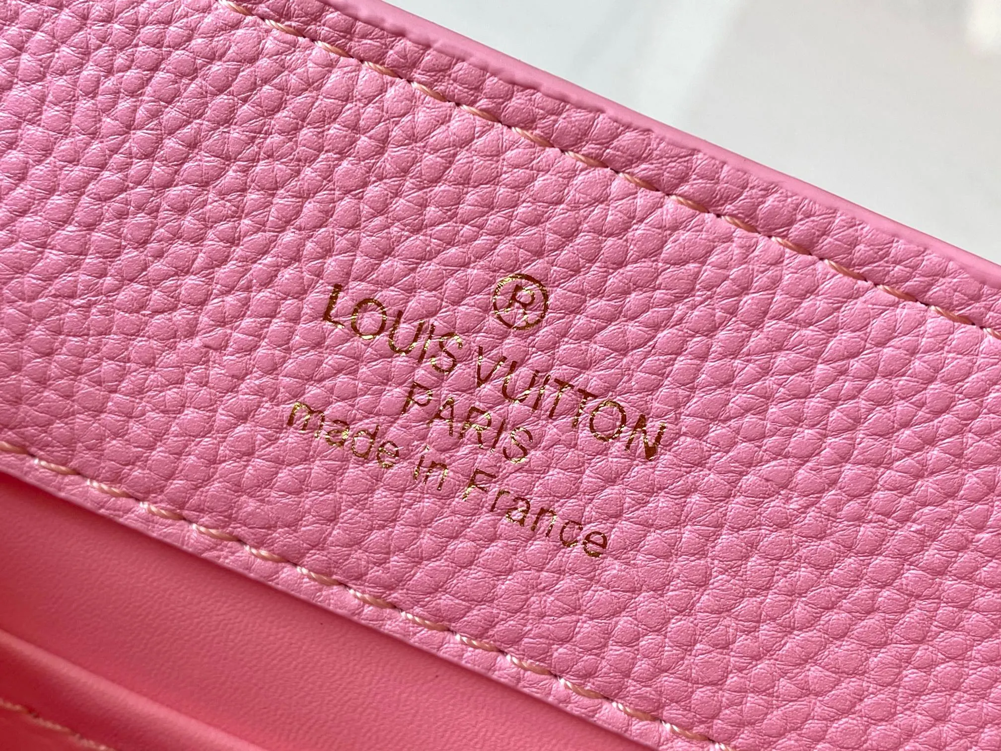 P500 [Guangzhou top quality original version] M26532 Pink This modern version of Capucines BB is made of timeless Taurillon leather and equipped with a jewelry-inspired Infinity chain. The bag is decorated with double galvanized metal parts, including the iconic Monogram floral pattern, and the LV Initials logo created with sunburst technology, creating a sundial-like light and shadow effect. The bag has multiple pockets and a detachable shoulder strap, allowing it to be carried on one shoulder or across the body. 27 x 17.3 x 9 (cm) (length x height x width)