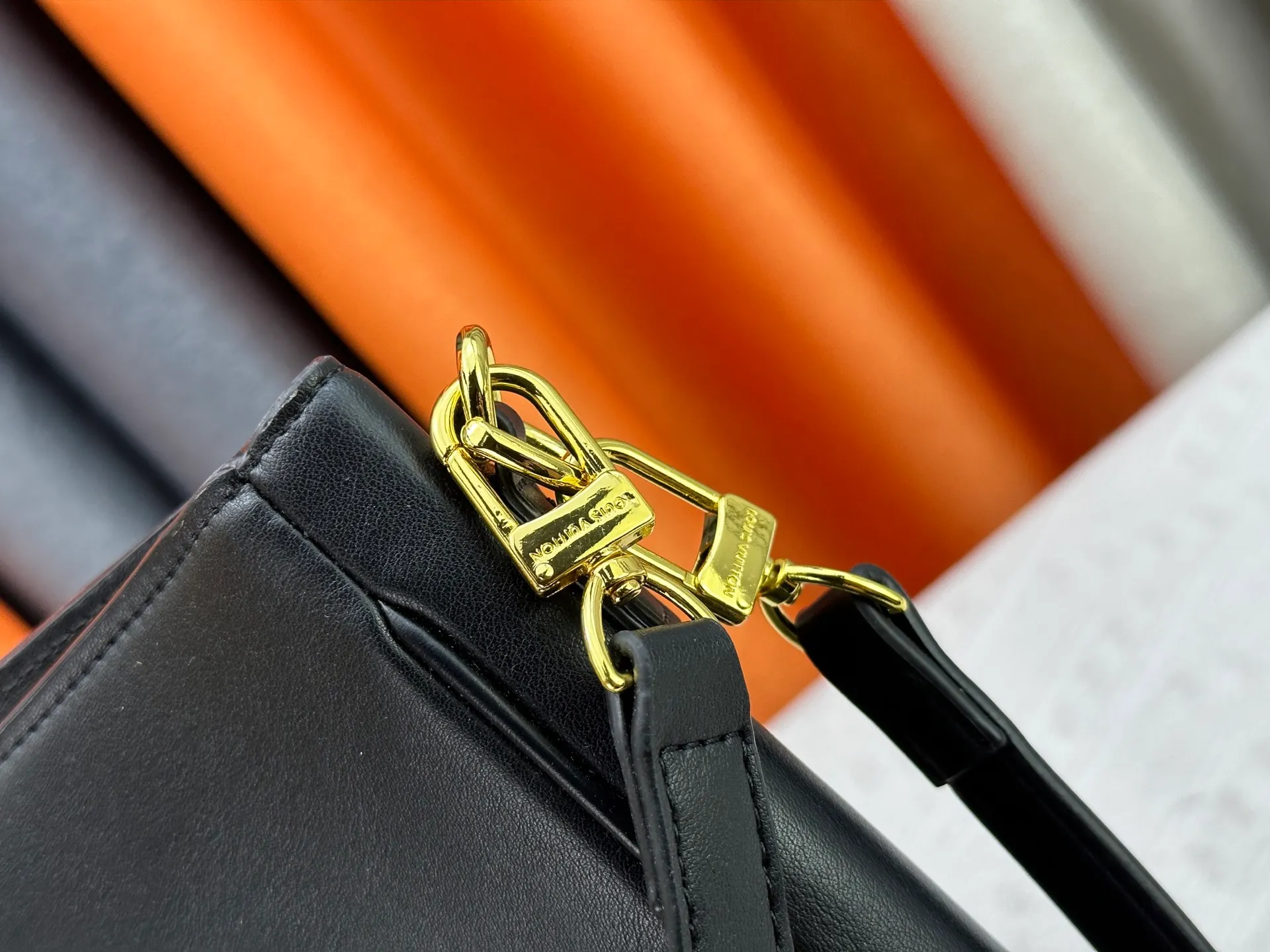 P320 Large M120693 M119563 Louis Vuitton's new style has quietly returned to the minimalist elegance. This new design has soft lines and uses the Hobo outline to outline a casual sense of calmness. This is a bag that deliberately attracts attention and captures people's hearts with its low-key and restrained charm. Internal zipper pocket Size: small 24.5x21.5x5cm large 36×29.5×7cm