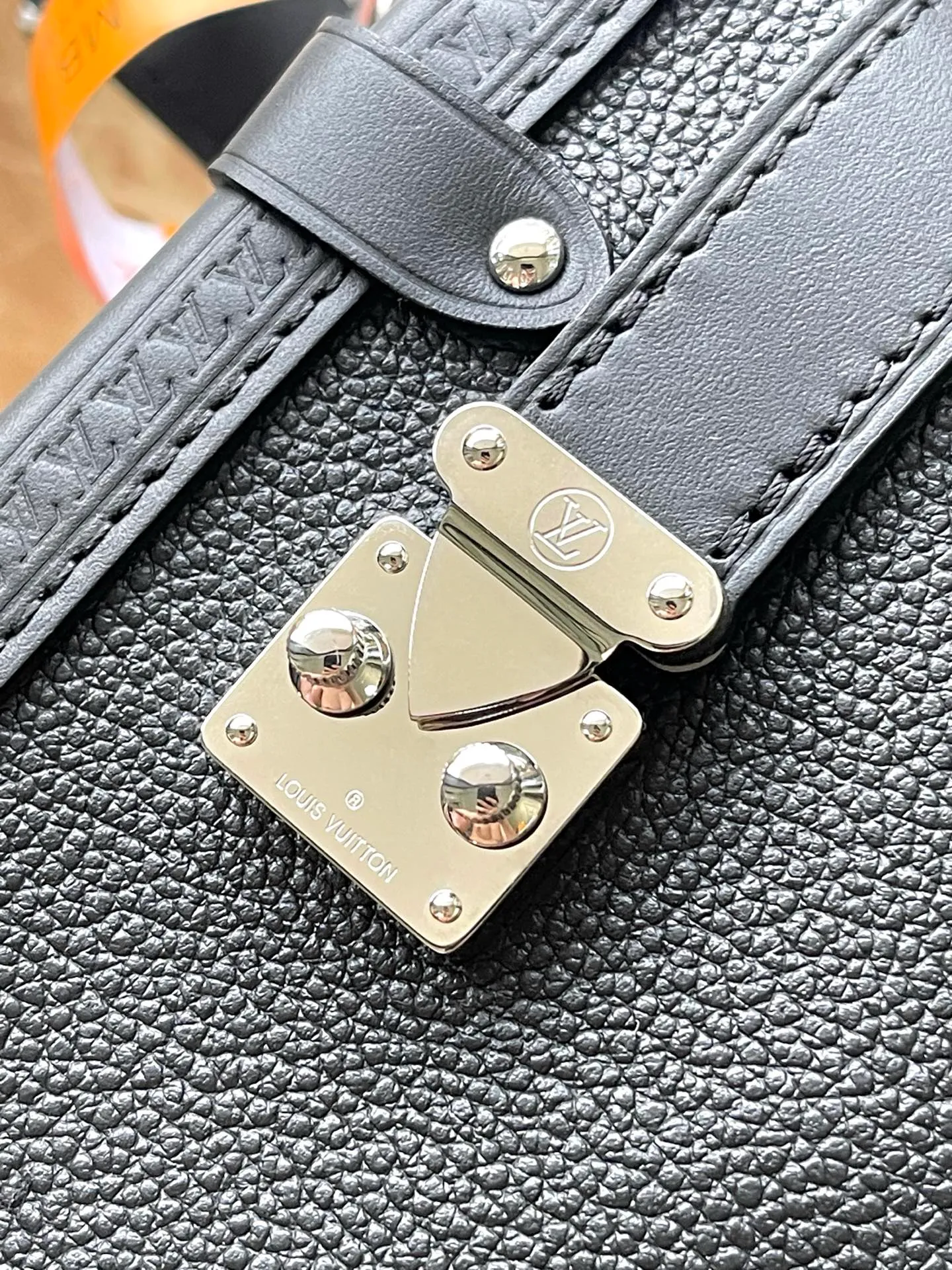 💰1300 (top-grain leather) Top-quality original order M25160 This SideTrunk medium handbag is dipped in the elegant new season colors, and the cow leather is integrated with dazzling metal parts such as S-lock buckles, slowly revealing the inspiration of the brand's classic hard box. Calf leather trim completes the look, and a detachable shoulder strap makes it easy to wear cross-body. Dimensions: 23.5 × 16 × 8.5 cm