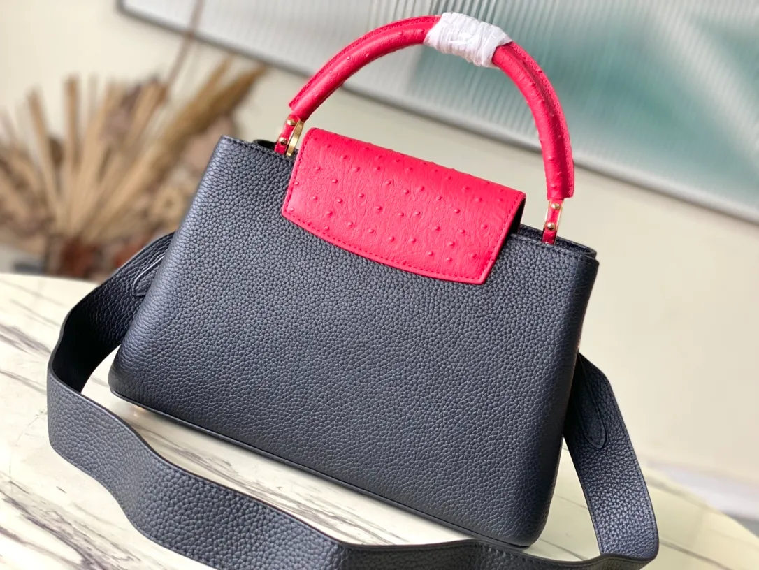 💰2260 (special grade original leather) N83103 black and red ostrich pattern Capucines handbag is made of Taurillon leather to create an exquisite shape, and the flap, handle and LV letters are wrapped in ostrich leather. The flap can be opened or closed to read the LV logo, and the wide, removable leather shoulder strap adds a modern touch. size:31.5 x 20 x 11cm