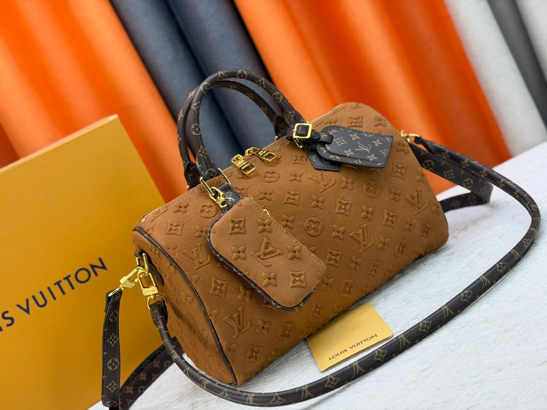P320 M15225 M22853 Speedy Bandoulière 30 Handbag A refreshed version of Louis Vuitton's classic Speedy series, it is crafted from gray embossed leather and is engraved with the brand's iconic Monogram pattern, fully demonstrating the brand's heritage in texture. Equipped with golden metal accessories, it has a delicate handle and an adjustable shoulder strap, so it can be carried elegantly by hand or worn casually across the body. Built-in detachable coin purse blends practicality and design. From daily commuting to leisure travel, it combines classic bag shapes with modern materials to interpret the balance of French elegance and pragmatism. It is a fashionable item that highlights your individual taste. Dimensions: 30x18x17 cm