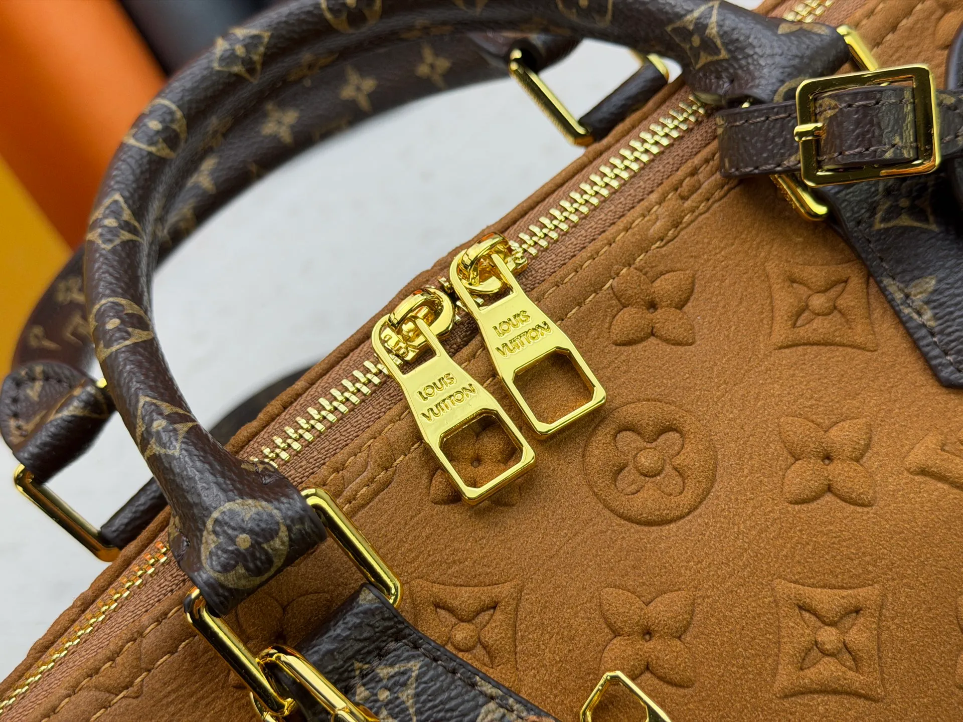 P320 M15225 M22853 Speedy Bandoulière 30 Handbag A refreshed version of Louis Vuitton's classic Speedy series, it is crafted from gray embossed leather and is engraved with the brand's iconic Monogram pattern, fully demonstrating the brand's heritage in texture. Equipped with golden metal accessories, it has a delicate handle and an adjustable shoulder strap, so it can be carried elegantly by hand or worn casually across the body. Built-in detachable coin purse blends practicality and design. From daily commuting to leisure travel, it combines classic bag shapes with modern materials to interpret the balance of French elegance and pragmatism. It is a fashionable item that highlights your individual taste. Dimensions: 30x18x17 cm