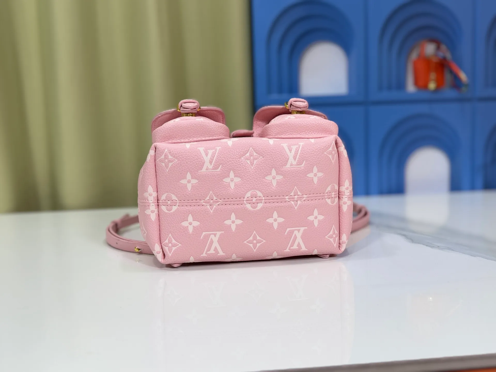 P260 Upgraded original M12987 M47074 M47072 M47106 This Backup backpack reinterprets the fresh tones of the LV Milky Way series with soft touches, using Monogram Empreinte leather with elegant metal hardware. Multiple pockets designed to easily store large wallets and travel essentials. Dimensions: 20.0 x 22.0 x 14.0 cm (length x height x width)