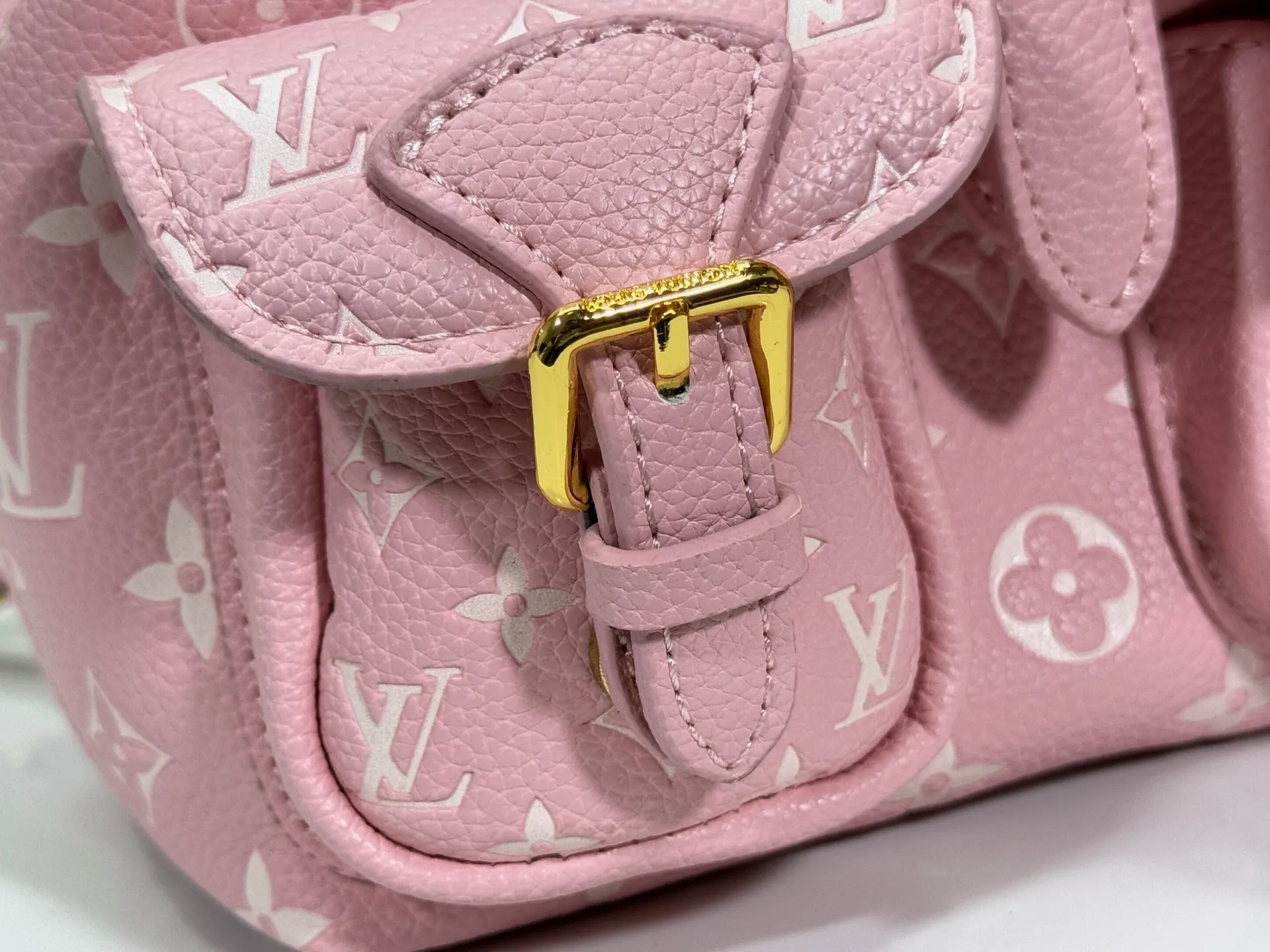 P260 Upgraded original M12987 M47074 M47072 M47106 This Backup backpack reinterprets the fresh tones of the LV Milky Way series with soft touches, using Monogram Empreinte leather with elegant metal hardware. Multiple pockets designed to easily store large wallets and travel essentials. Dimensions: 20.0 x 22.0 x 14.0 cm (length x height x width)