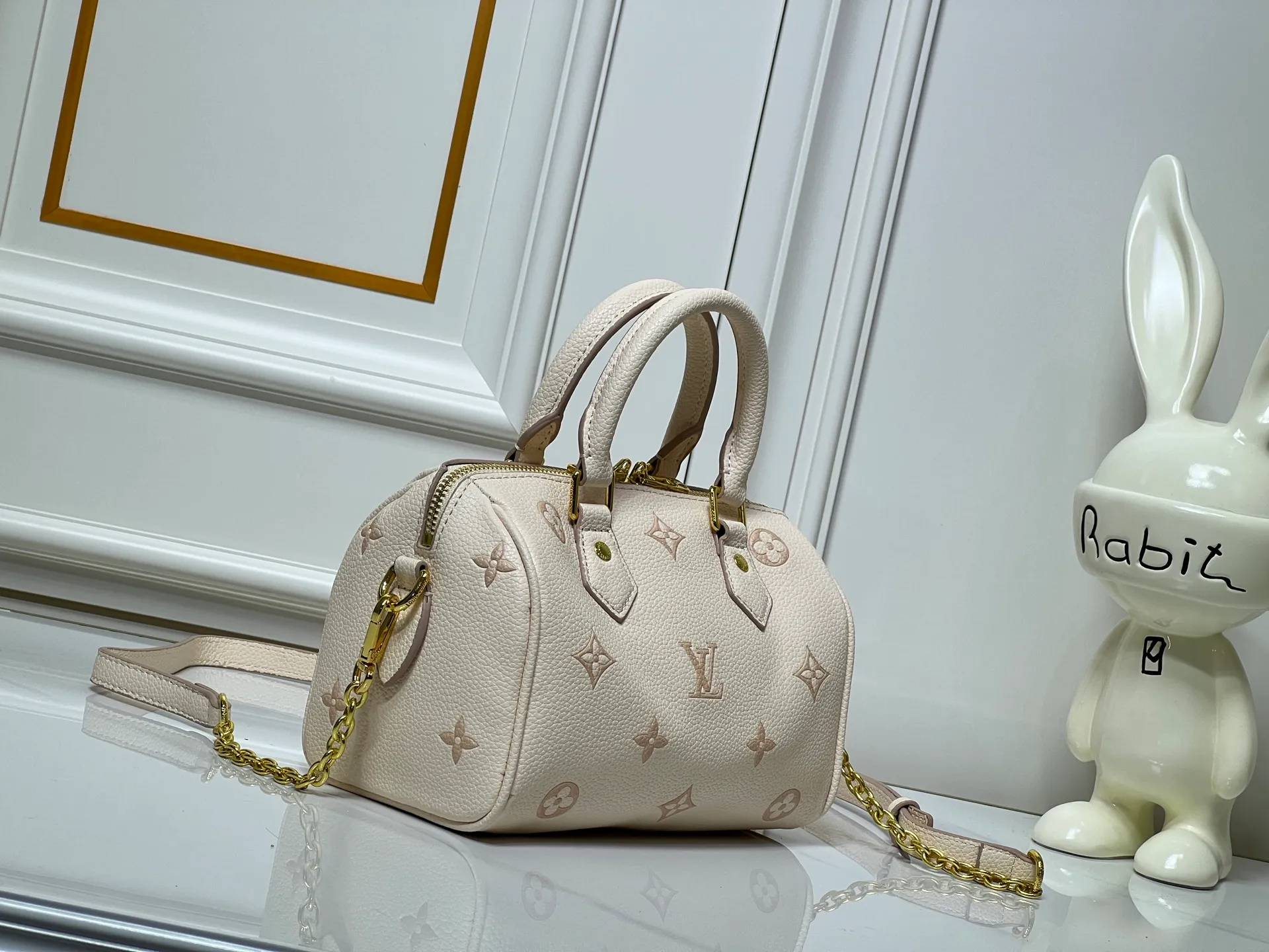 Batch 280💰Upgraded original M58953 M46234 M14291 Speedy Bandoulière 20 handbag is made of soft coated canvas, with the full-length Monogram pattern traced in colorful rainbow tones, highlighting the smart style of the Louis Vuitton x Murakami reissue series. The Toron handle and detachable shoulder strap are constructed of cow leather, the metal corners recall classic luggage elements, and the bow-shaped key bag and padlock add brand touches. Dimensions: 20.5 x 13.5 x 12.0 cm (length x height x width)