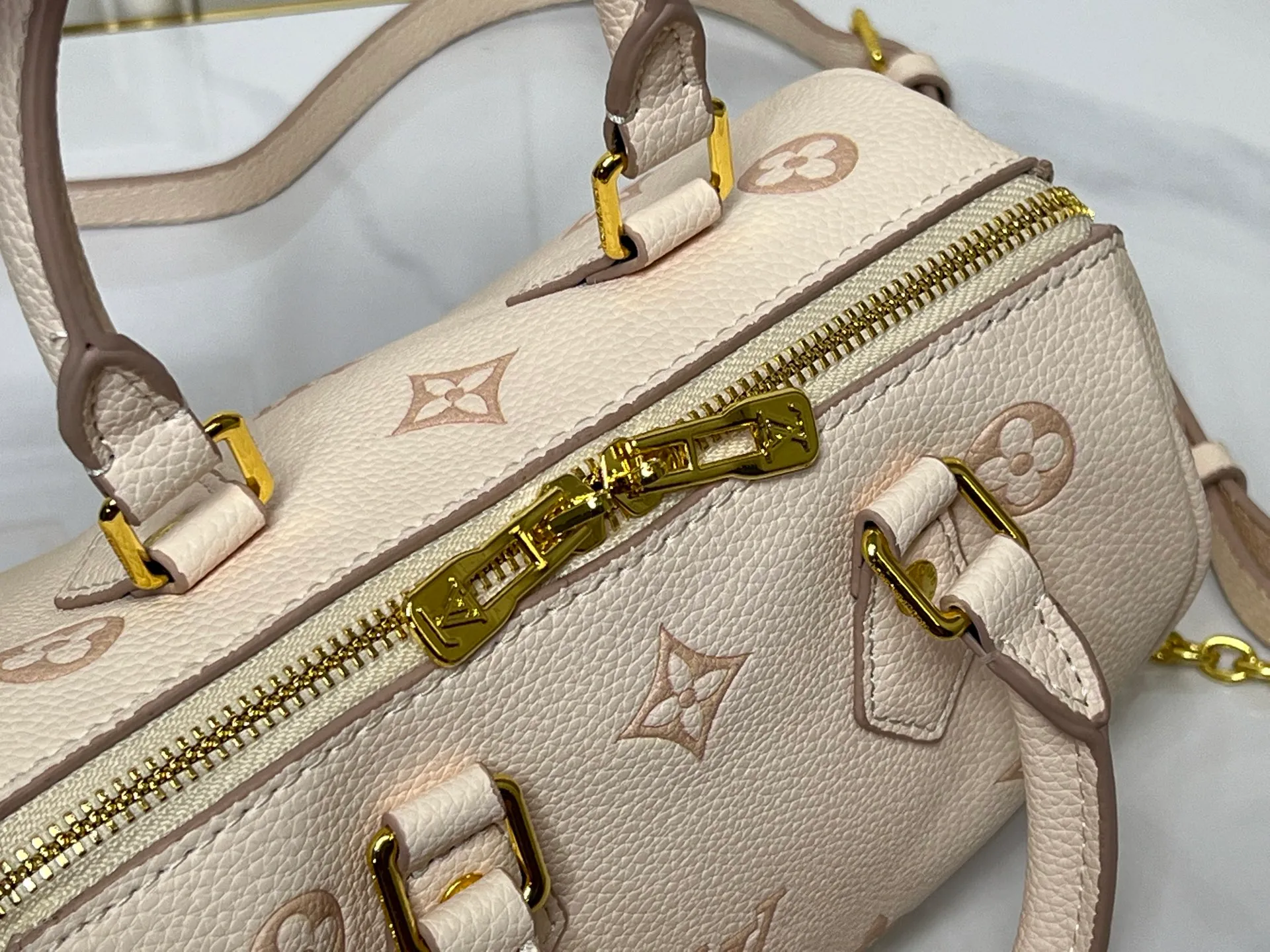 Batch 280💰Upgraded original M58953 M46234 M14291 Speedy Bandoulière 20 handbag is made of soft coated canvas, with the full-length Monogram pattern traced in colorful rainbow tones, highlighting the smart style of the Louis Vuitton x Murakami reissue series. The Toron handle and detachable shoulder strap are constructed of cow leather, the metal corners recall classic luggage elements, and the bow-shaped key bag and padlock add brand touches. Dimensions: 20.5 x 13.5 x 12.0 cm (length x height x width)