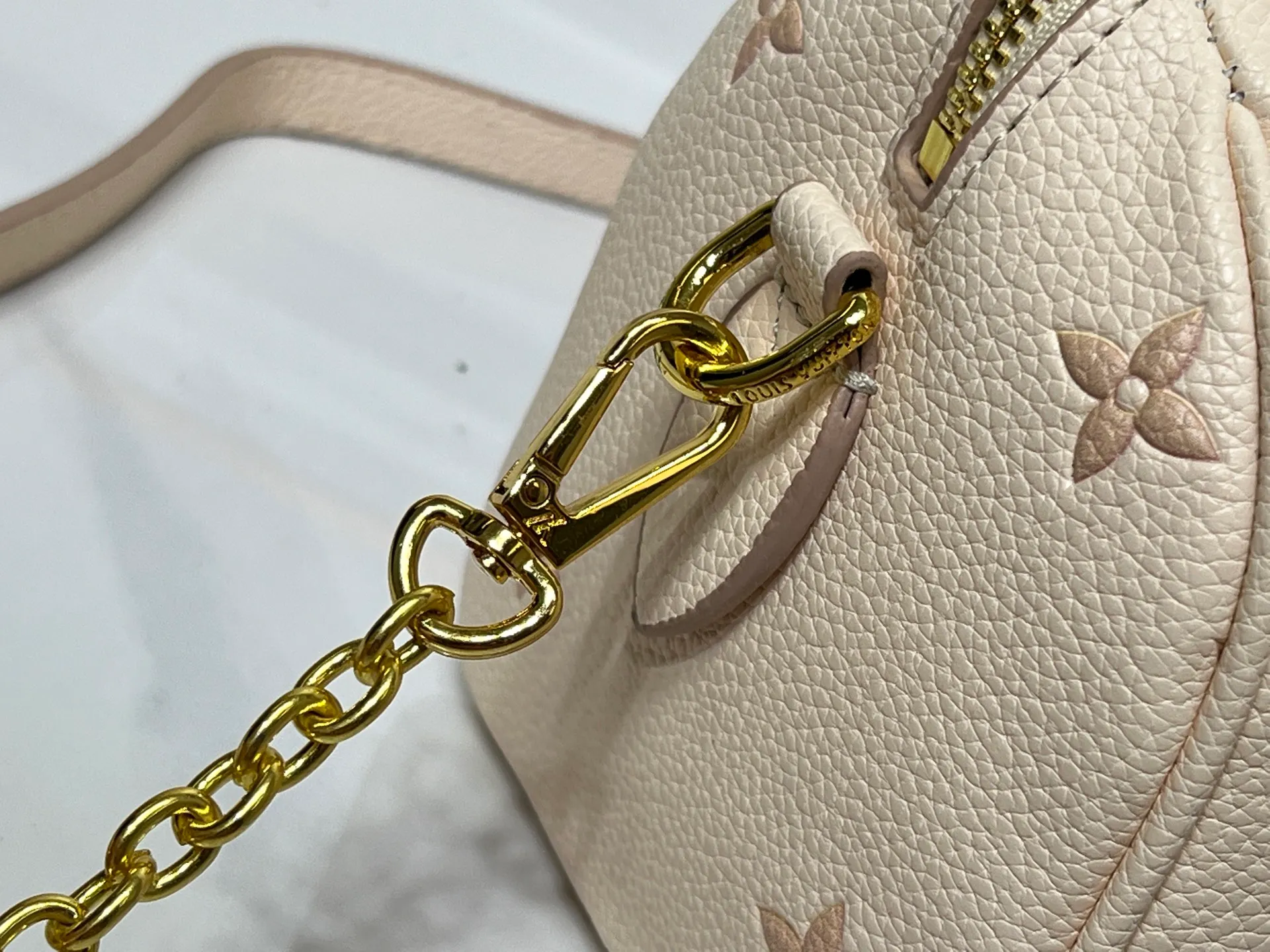 Batch 280💰Upgraded original M58953 M46234 M14291 Speedy Bandoulière 20 handbag is made of soft coated canvas, with the full-length Monogram pattern traced in colorful rainbow tones, highlighting the smart style of the Louis Vuitton x Murakami reissue series. The Toron handle and detachable shoulder strap are constructed of cow leather, the metal corners recall classic luggage elements, and the bow-shaped key bag and padlock add brand touches. Dimensions: 20.5 x 13.5 x 12.0 cm (length x height x width)