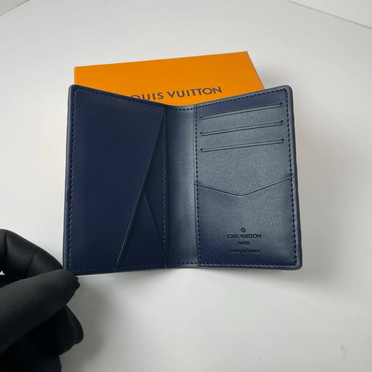 Factory price 280 [Top original order] M14786 blue card holder 👏👏 Louis Vuitton pocket wallet made of Monogram Shadow calfskin, an elegant choice for carrying daily items. The Monogram Shadow leather with classic Monogram embossing is soft in texture, compact in size and simple in appearance. It has several pockets and credit card slots inside. Dimensions: 7.5 x 11.0 x 1.0 cm