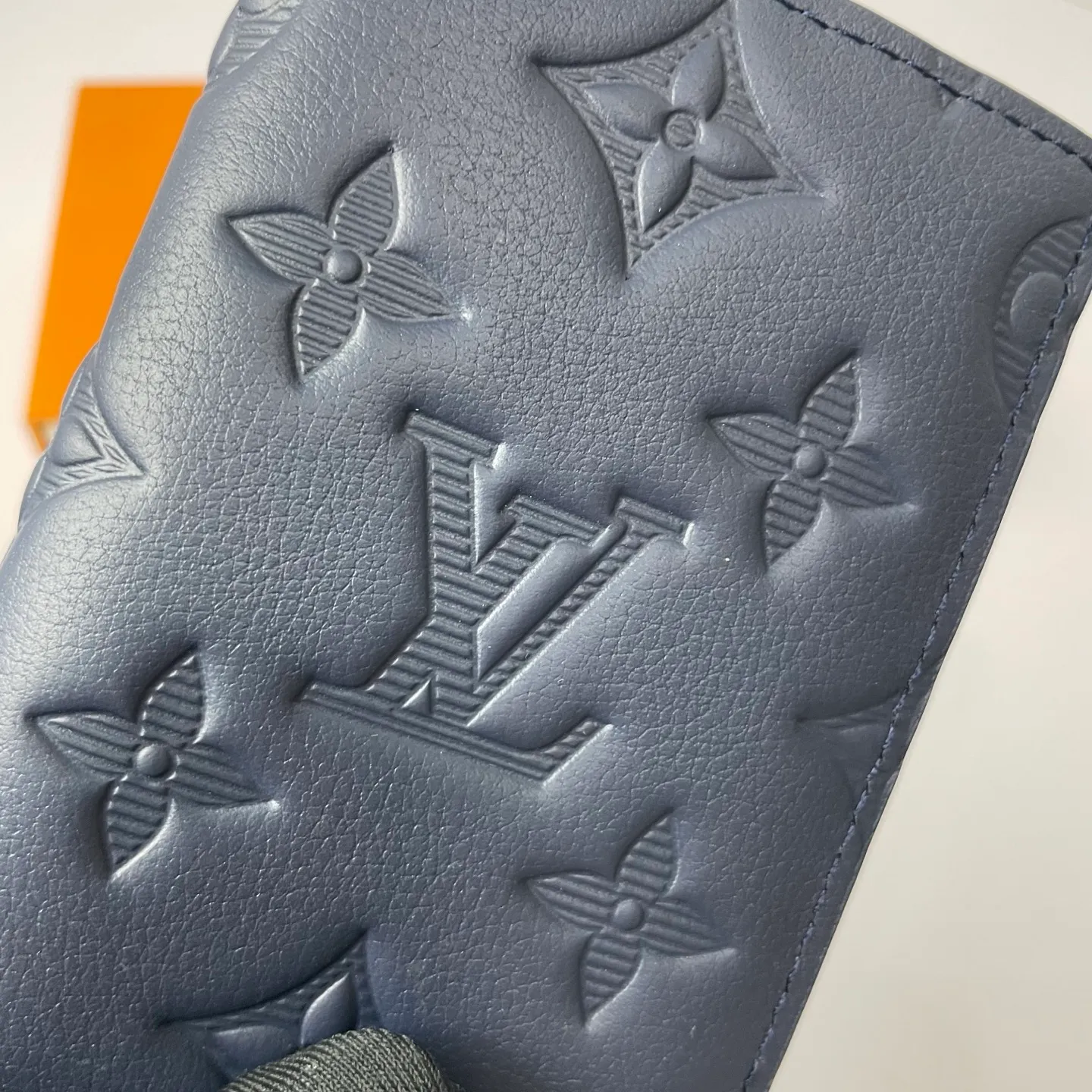 Factory price 280 [Top original order] M14786 blue card holder 👏👏 Louis Vuitton pocket wallet made of Monogram Shadow calfskin, an elegant choice for carrying daily items. The Monogram Shadow leather with classic Monogram embossing is soft in texture, compact in size and simple in appearance. It has several pockets and credit card slots inside. Dimensions: 7.5 x 11.0 x 1.0 cm