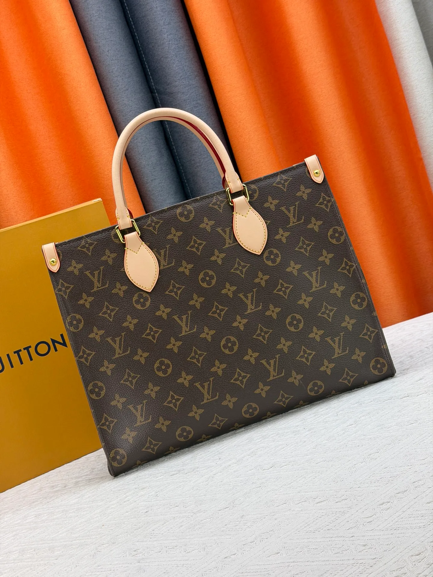 P280 Upgraded original version (latest color) M10303 M45495 M45039 M45321 M44571 This OnTheGo medium Tote bag is printed and dyed with the Medium Monogram pattern and then embossed on the soft grained cow leather. Its ample interior can accommodate a laptop and other office supplies, and the long and short handles are easy to carry or carry on the shoulder. Dimensions: 35.0 x 27.0 x 14.0 cm