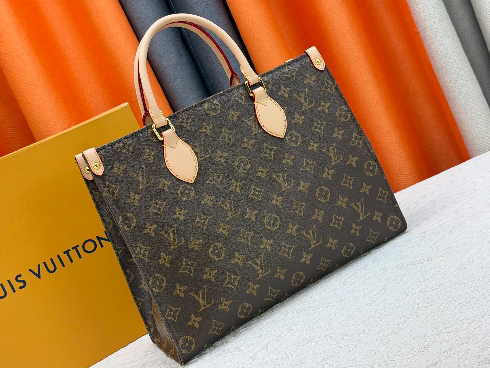 P280 Upgraded original version (latest color) M10303 M45495 M45039 M45321 M44571 This OnTheGo medium Tote bag is printed and dyed with the Medium Monogram pattern and then embossed on the soft grained cow leather. Its ample interior can accommodate a laptop and other office supplies, and the long and short handles are easy to carry or carry on the shoulder. Dimensions: 35.0 x 27.0 x 14.0 cm