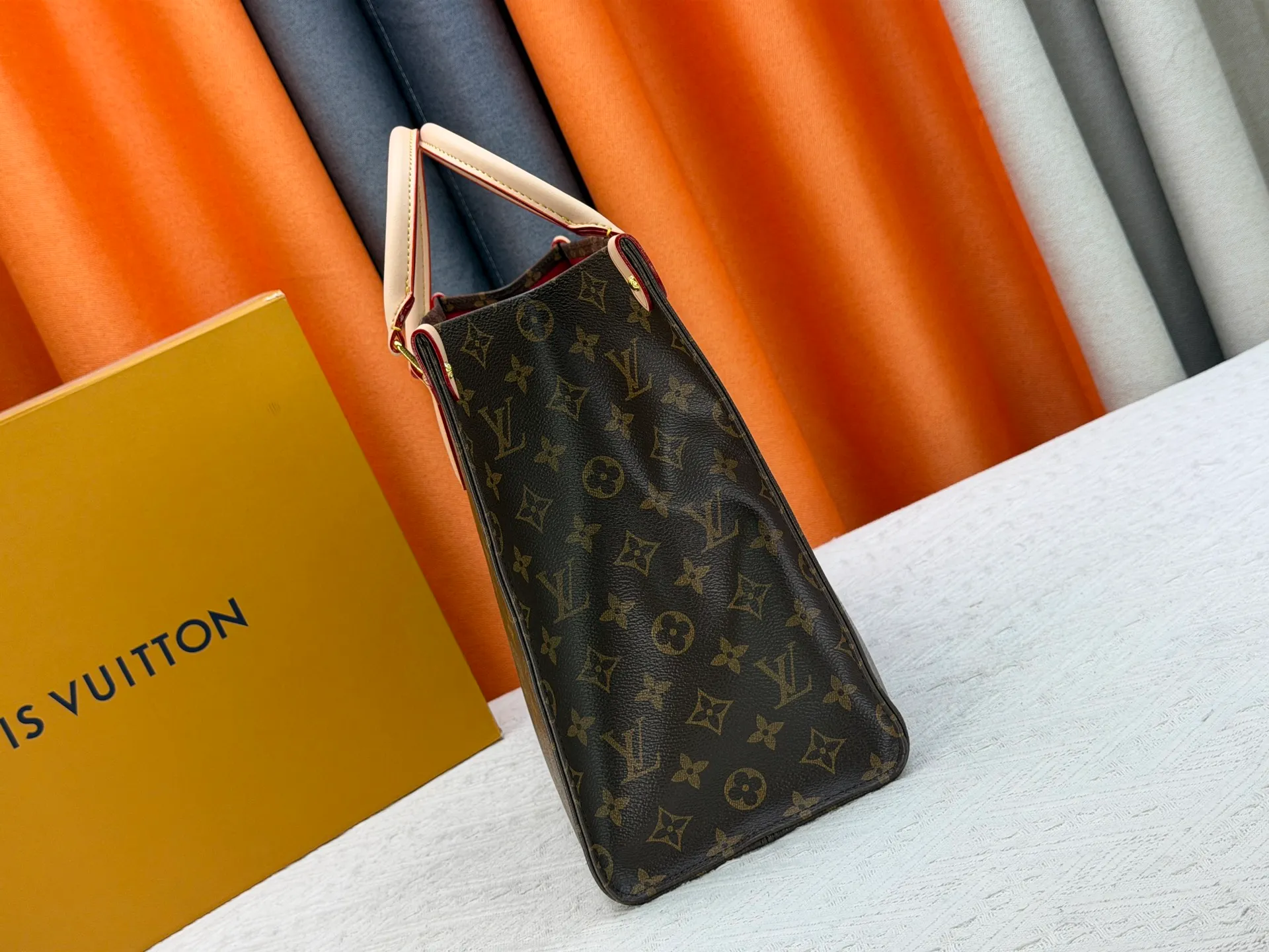 P280 Upgraded original version (latest color) M10303 M45495 M45039 M45321 M44571 This OnTheGo medium Tote bag is printed and dyed with the Medium Monogram pattern and then embossed on the soft grained cow leather. Its ample interior can accommodate a laptop and other office supplies, and the long and short handles are easy to carry or carry on the shoulder. Dimensions: 35.0 x 27.0 x 14.0 cm