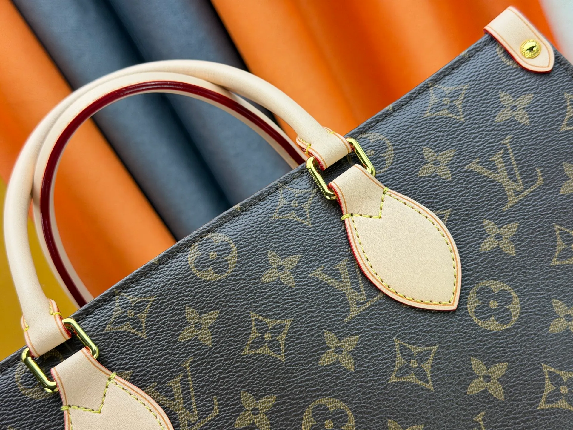 P280 Upgraded original version (latest color) M10303 M45495 M45039 M45321 M44571 This OnTheGo medium Tote bag is printed and dyed with the Medium Monogram pattern and then embossed on the soft grained cow leather. Its ample interior can accommodate a laptop and other office supplies, and the long and short handles are easy to carry or carry on the shoulder. Dimensions: 35.0 x 27.0 x 14.0 cm