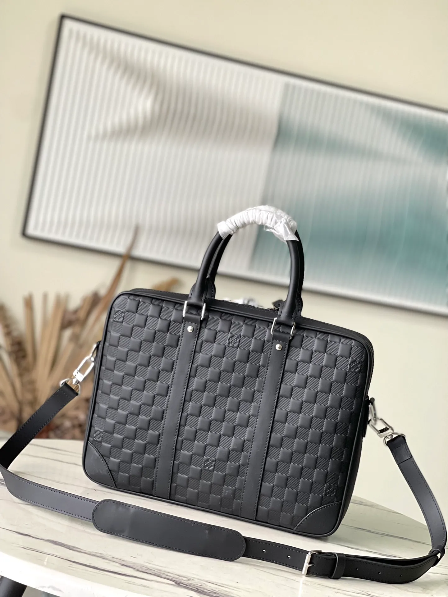 💰1080 (top layer leather) top quality original N40444 embossed pattern This Voyage small briefcase is made of Damier Infini cow leather, with checkerboard embossing to convey elegance. Leather cut-out handles and a removable name tag, and a removable and adjustable shoulder strap complete the functional design. Detailed features: 36.5 x 27.5 x 6 cm (length x height x width)