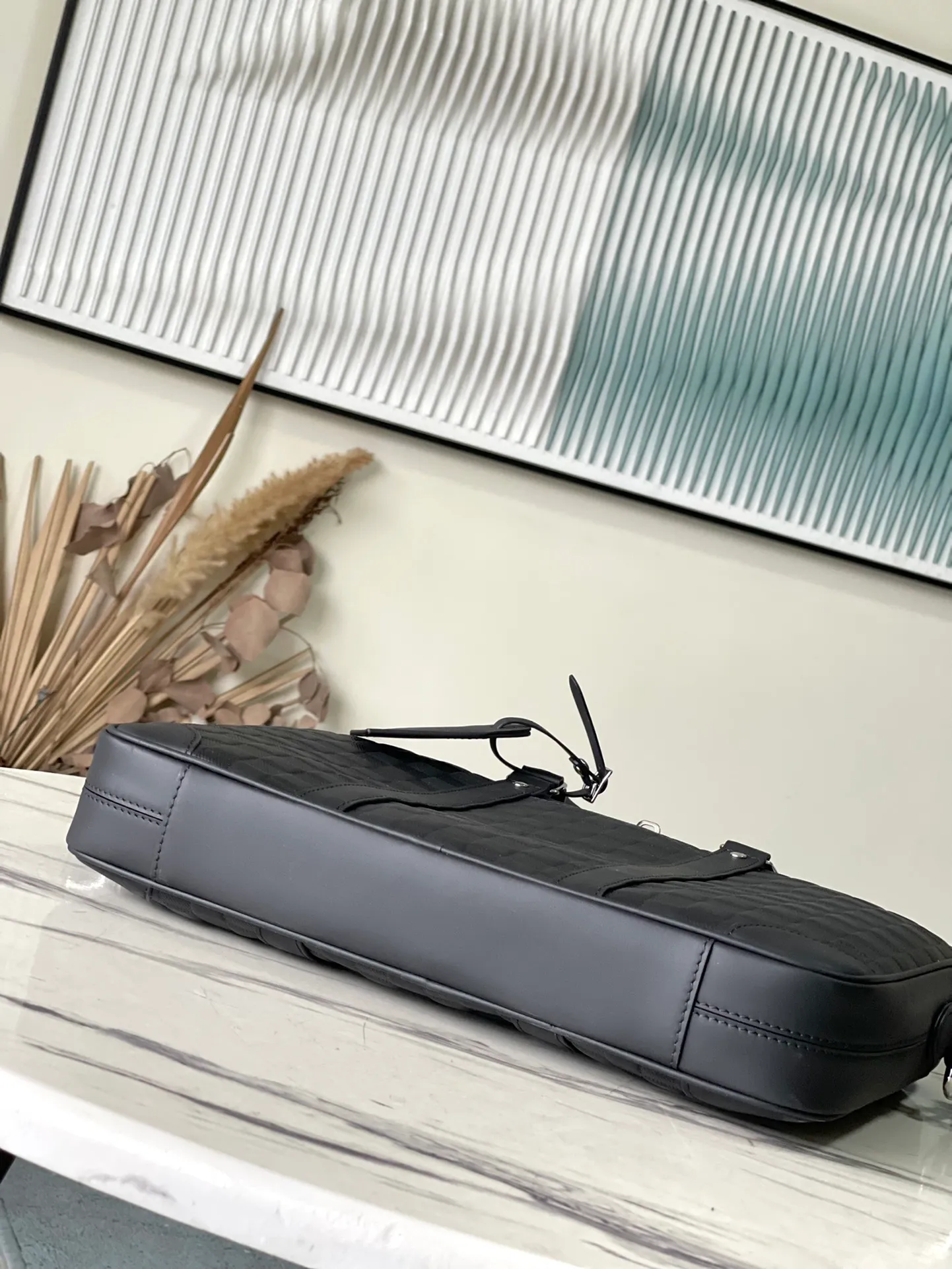 💰1080 (top layer leather) top quality original N40444 embossed pattern This Voyage small briefcase is made of Damier Infini cow leather, with checkerboard embossing to convey elegance. Leather cut-out handles and a removable name tag, and a removable and adjustable shoulder strap complete the functional design. Detailed features: 36.5 x 27.5 x 6 cm (length x height x width)