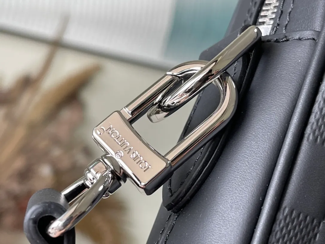 💰1080 (top layer leather) top quality original N40444 embossed pattern This Voyage small briefcase is made of Damier Infini cow leather, with checkerboard embossing to convey elegance. Leather cut-out handles and a removable name tag, and a removable and adjustable shoulder strap complete the functional design. Detailed features: 36.5 x 27.5 x 6 cm (length x height x width)