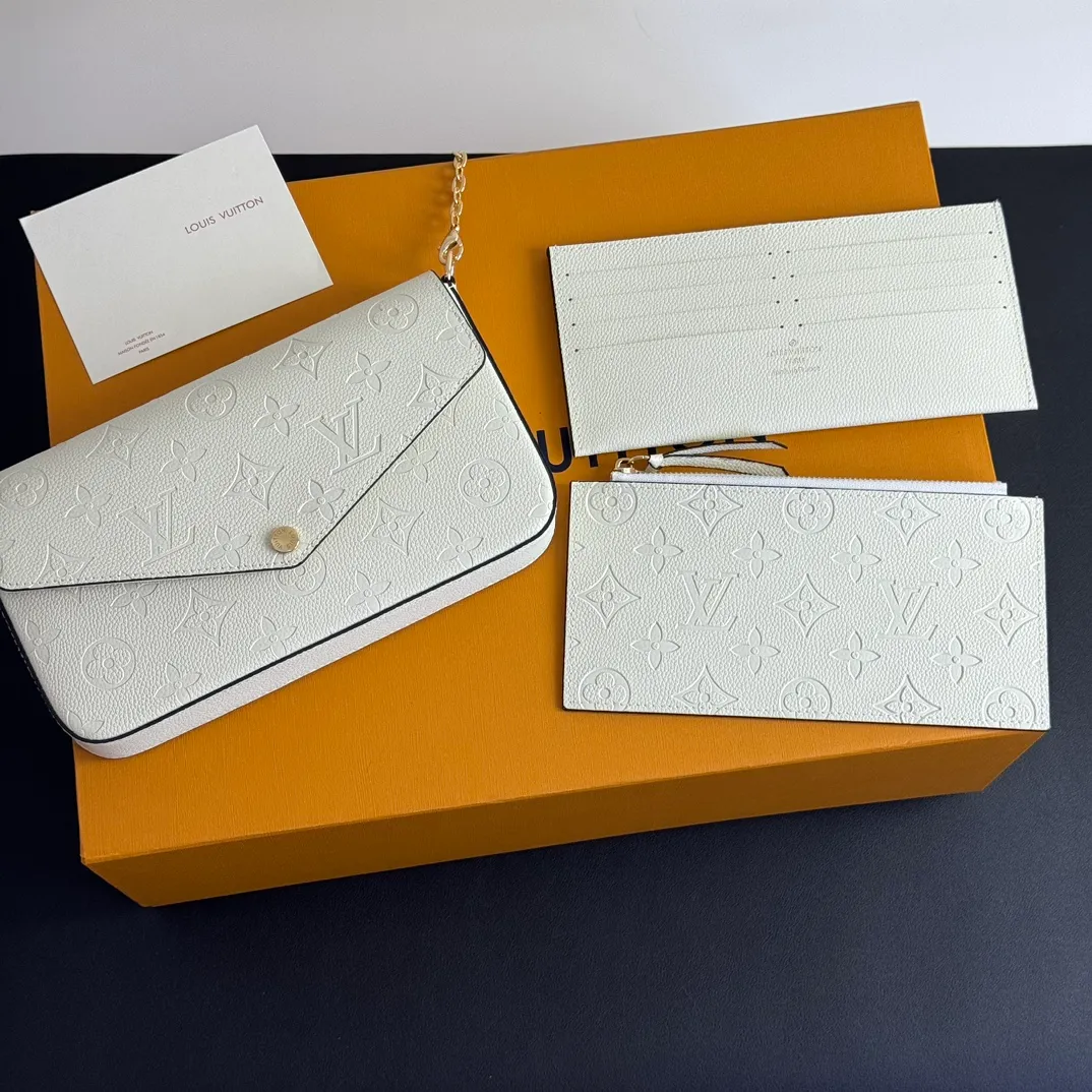 💰150 💎Upgraded original version🇫🇷Exclusive real shot# 💖This Pochette Félicie three-in-one💖chain bag is made of Monogram Empreinte leather, with subtle embossing to present Louis Vuitton’s classic Monogram pattern. The envelope-style construction offers ample interior space, and includes a removable zippered pocket and card compartment. Attach the chain to explore more modern carrying options. Model: M64065 white / 61276 Dimensions: 21 x 12 x 3 cm (length x height x width)