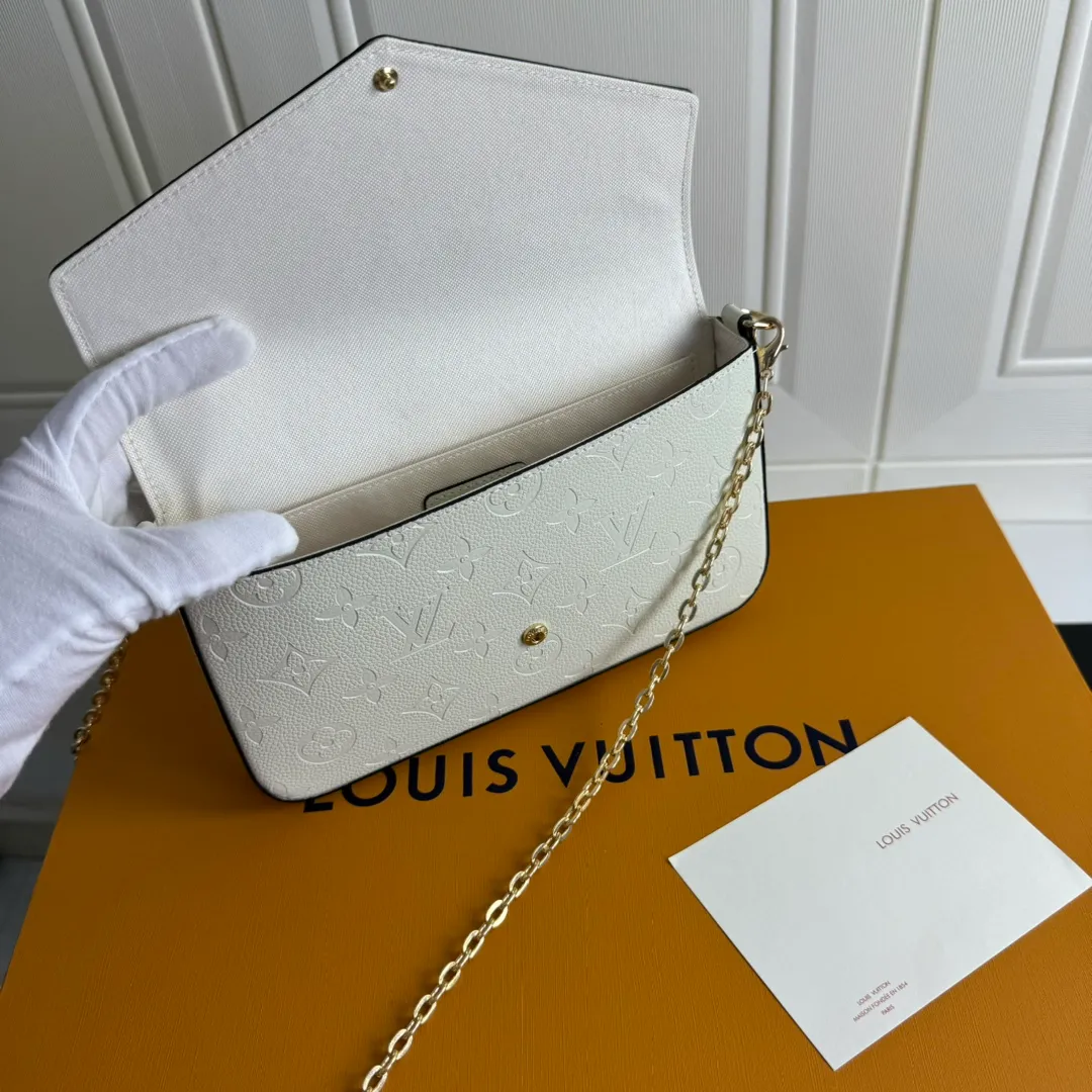 💰150 💎Upgraded original version🇫🇷Exclusive real shot# 💖This Pochette Félicie three-in-one💖chain bag is made of Monogram Empreinte leather, with subtle embossing to present Louis Vuitton’s classic Monogram pattern. The envelope-style construction offers ample interior space, and includes a removable zippered pocket and card compartment. Attach the chain to explore more modern carrying options. Model: M64065 white / 61276 Dimensions: 21 x 12 x 3 cm (length x height x width)